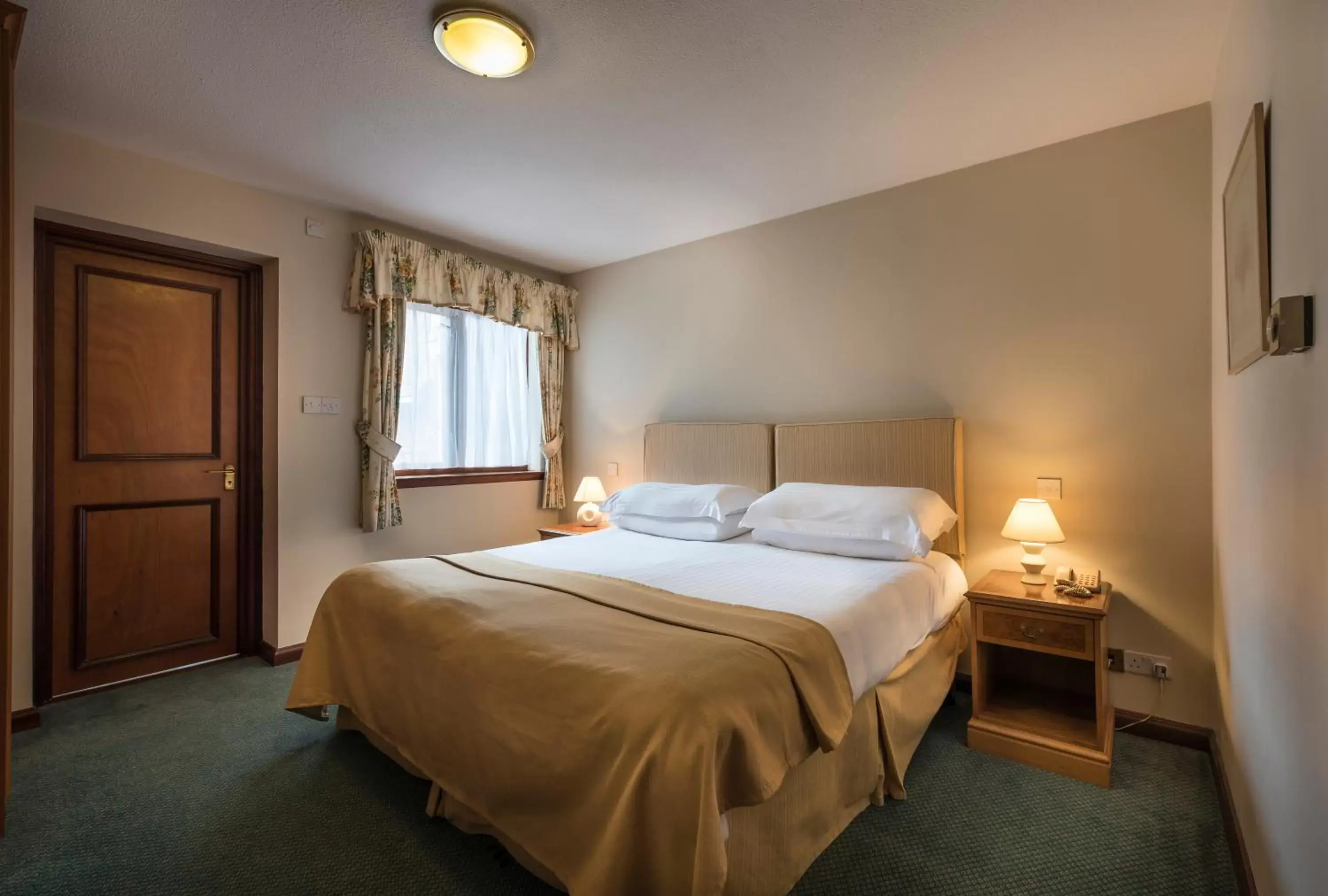 Bedroom, Bed in Macdonald Elmers Court Resort