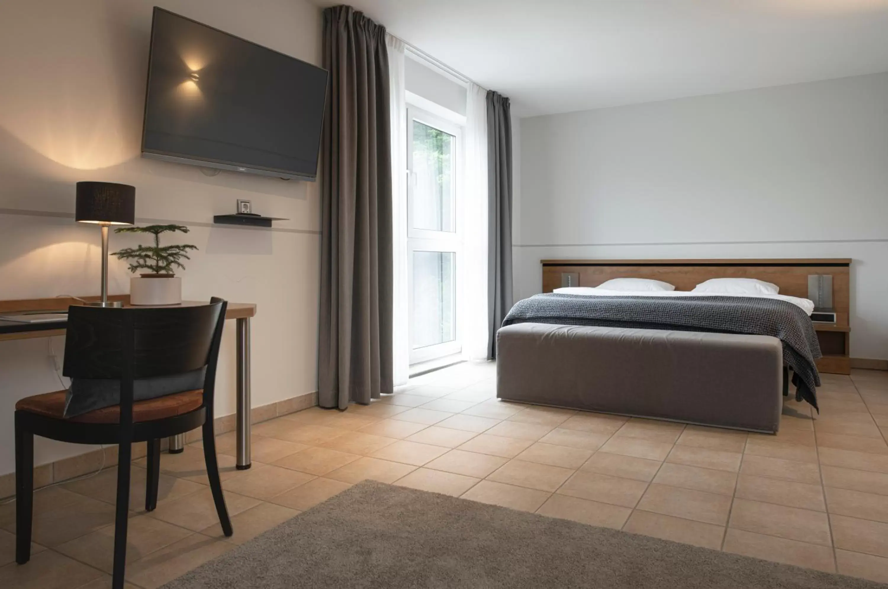 Photo of the whole room, Bed in Hotel VierJahreszeiten am Seilersee