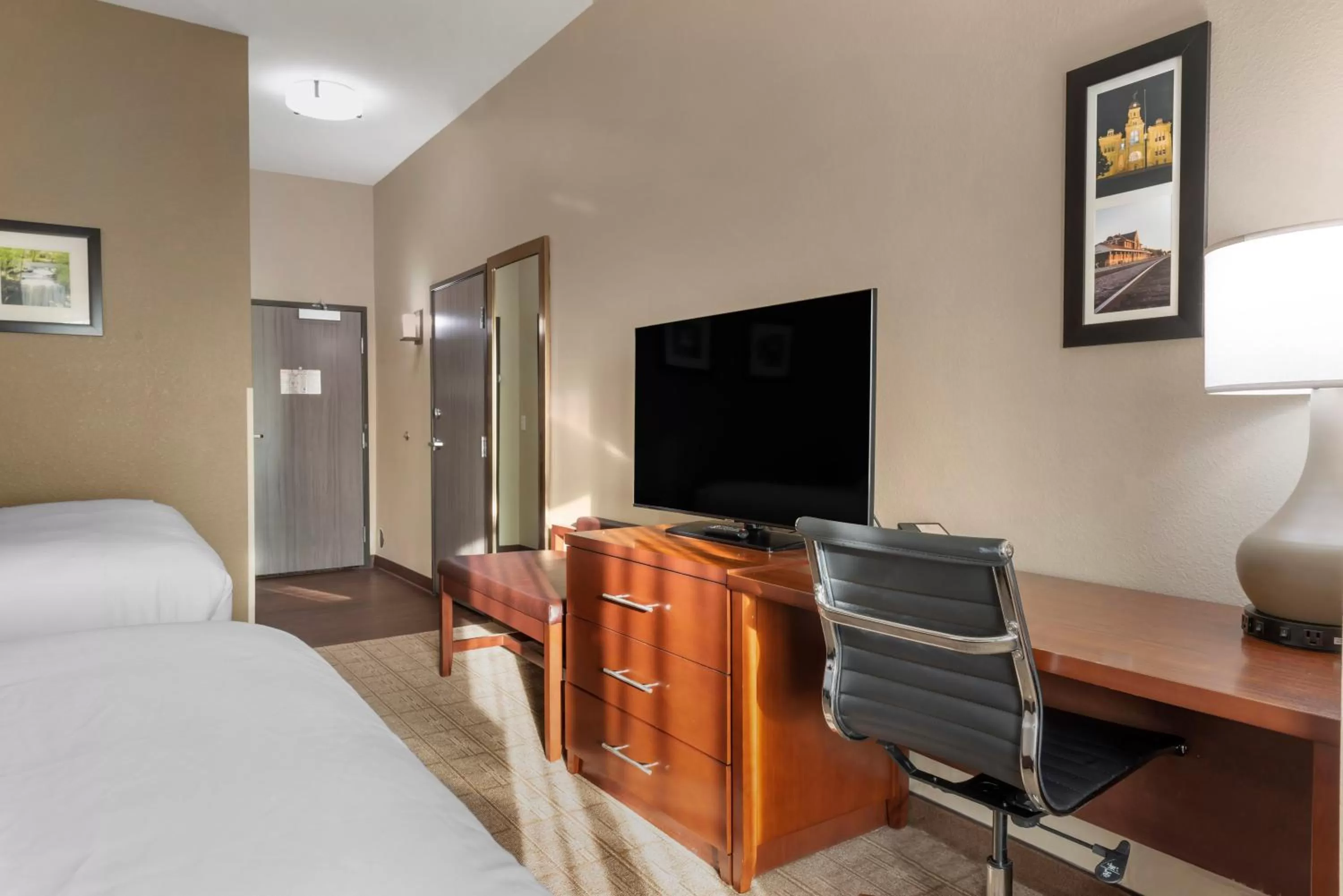 TV and multimedia, Bed in Comfort Inn & Suites North Mankato
