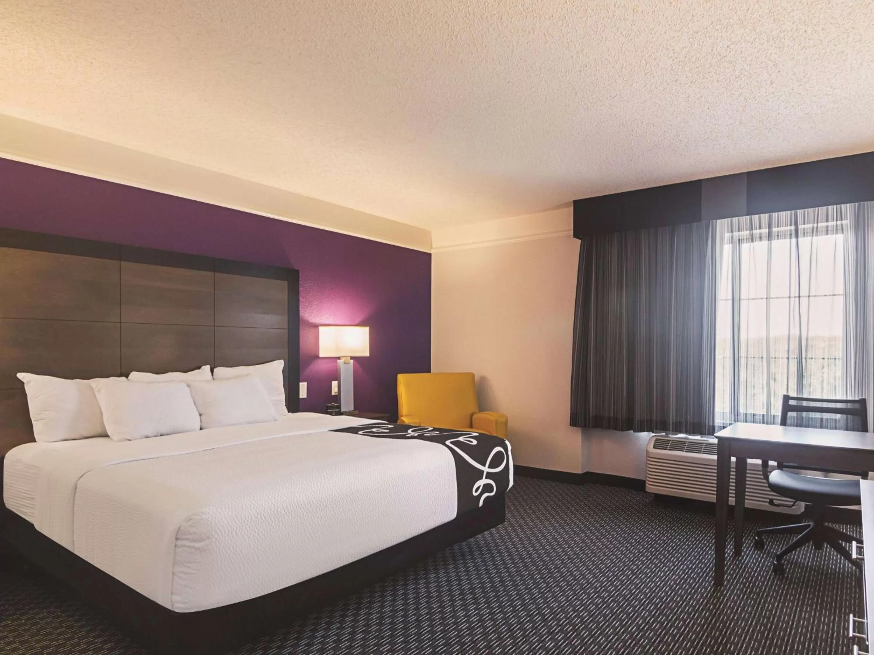 Photo of the whole room, Bed in La Quinta by Wyndham Oklahoma City - NW Expwy