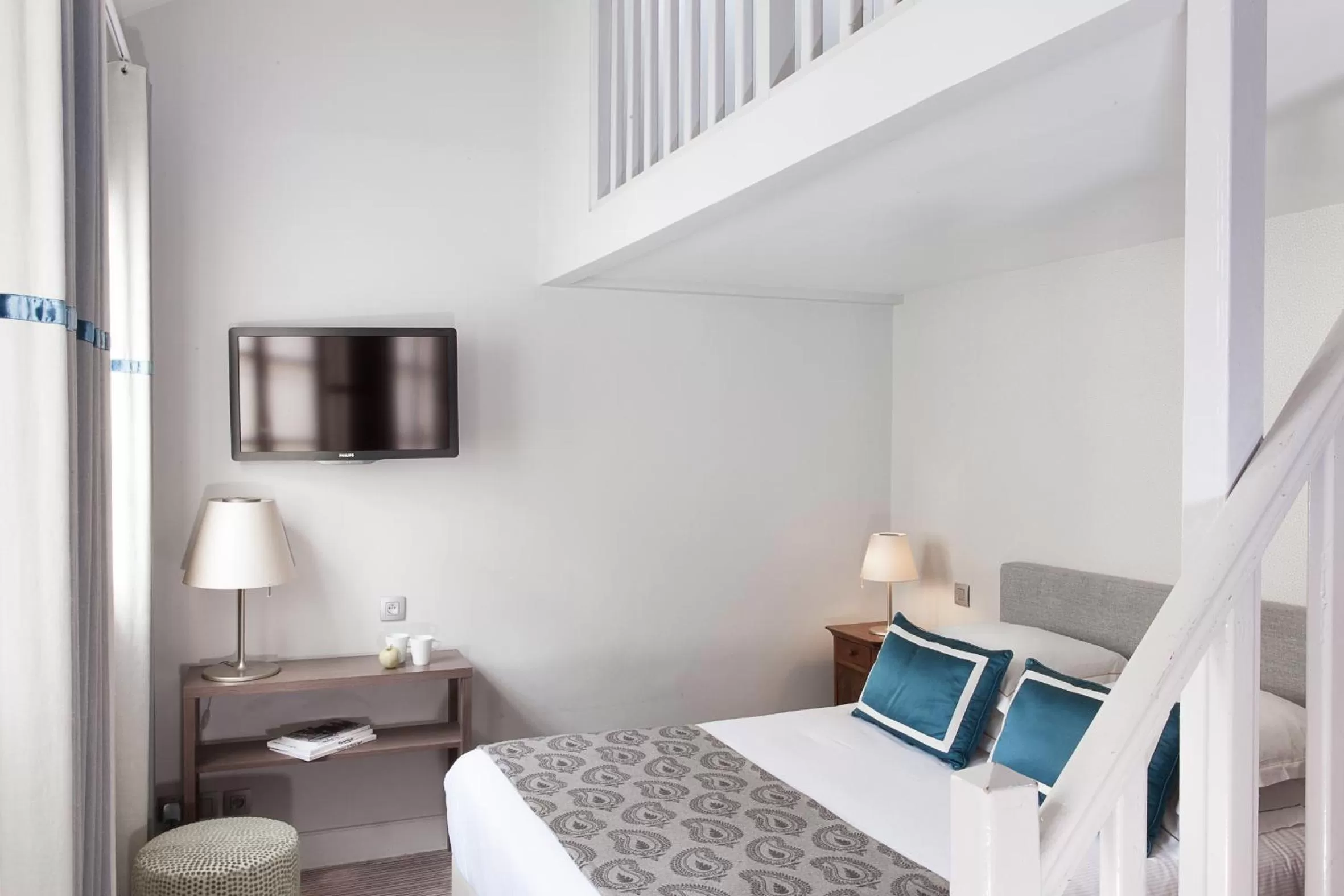 Bed in Hôtel de la Place du Louvre - Esprit de France