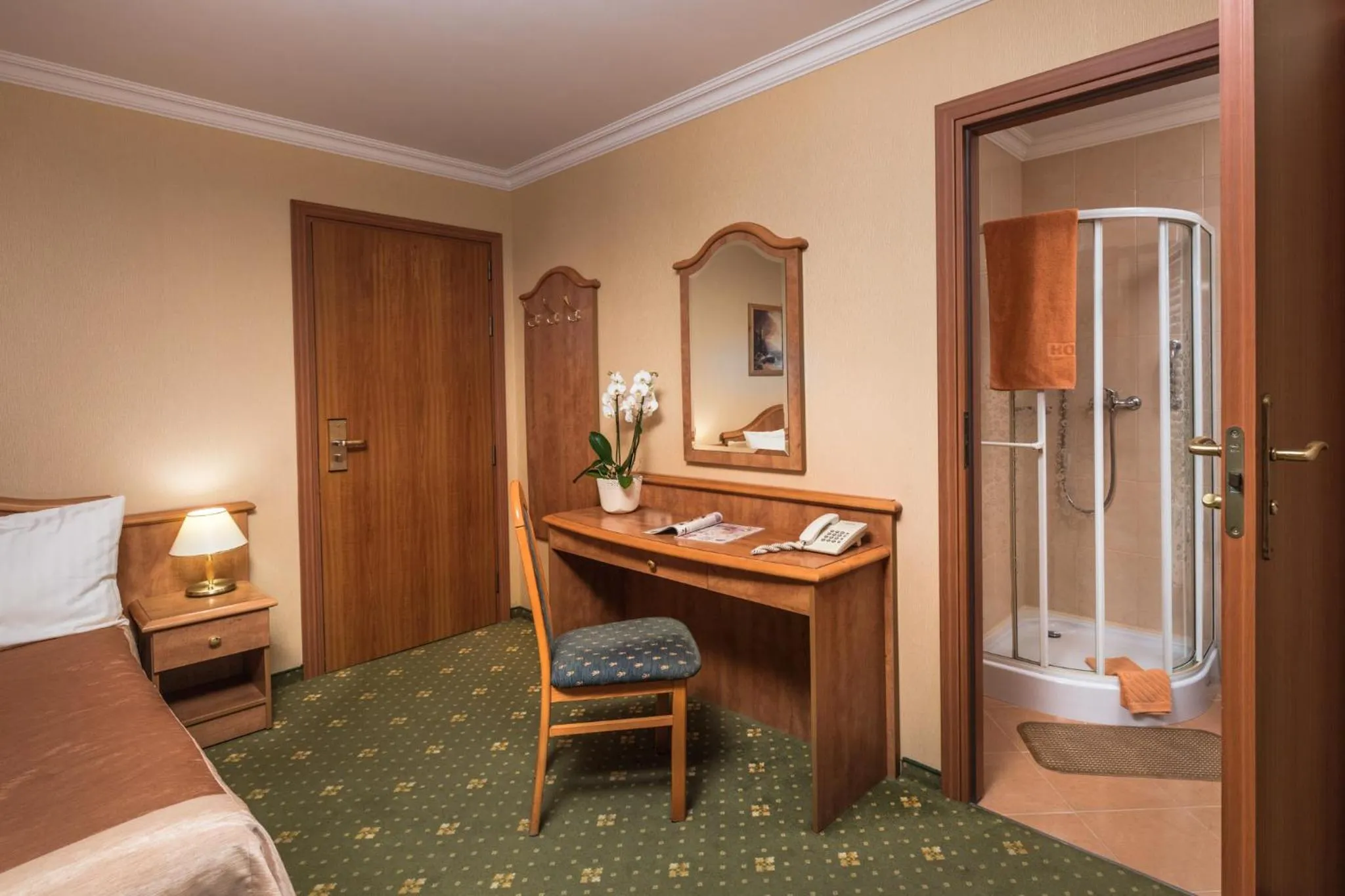 Bathroom, Bed in Hotel Polaris III