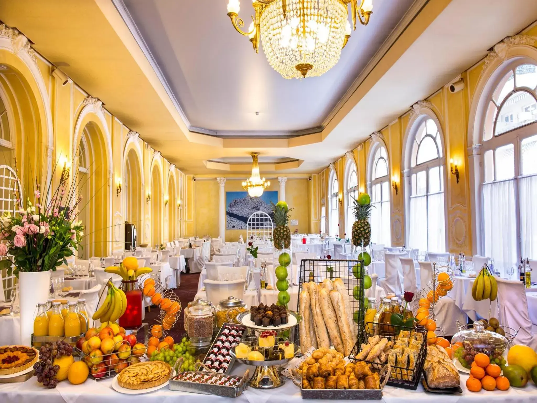 Continental breakfast, Banquet Facilities in Hôtel Le Royal Promenade des Anglais
