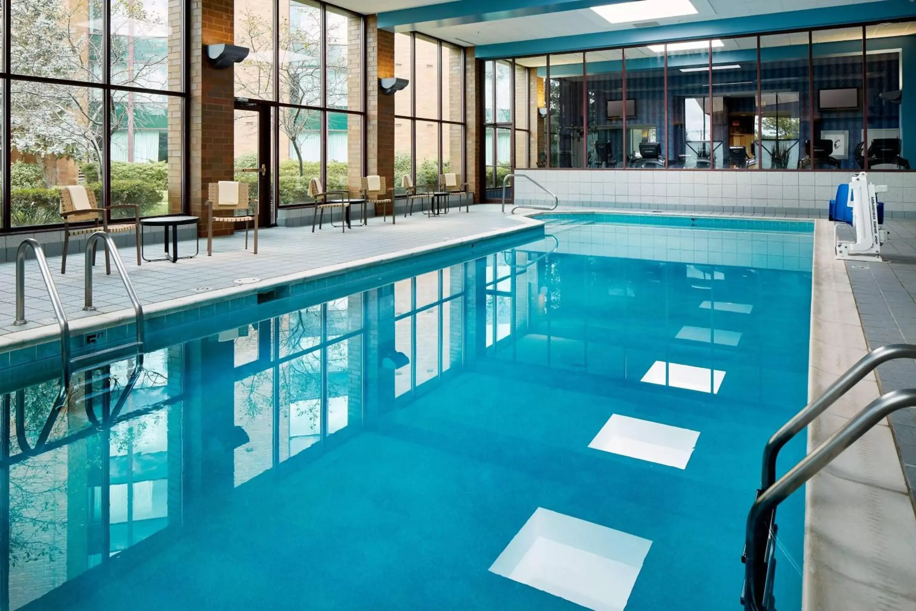 Swimming Pool in Marriott Cincinnati Northeast