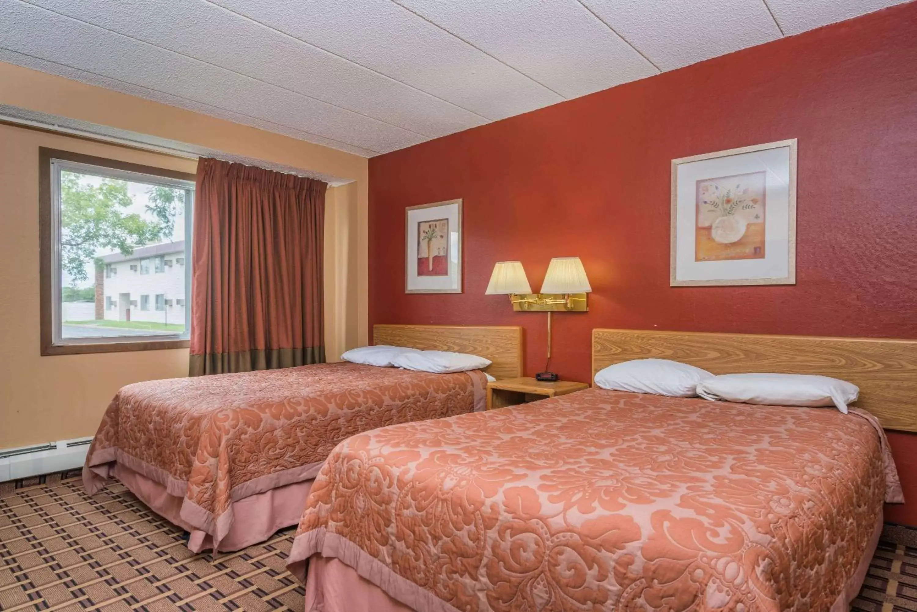 Photo of the whole room, Bed in Super 8 by Wyndham Brooklyn Center/MPLS