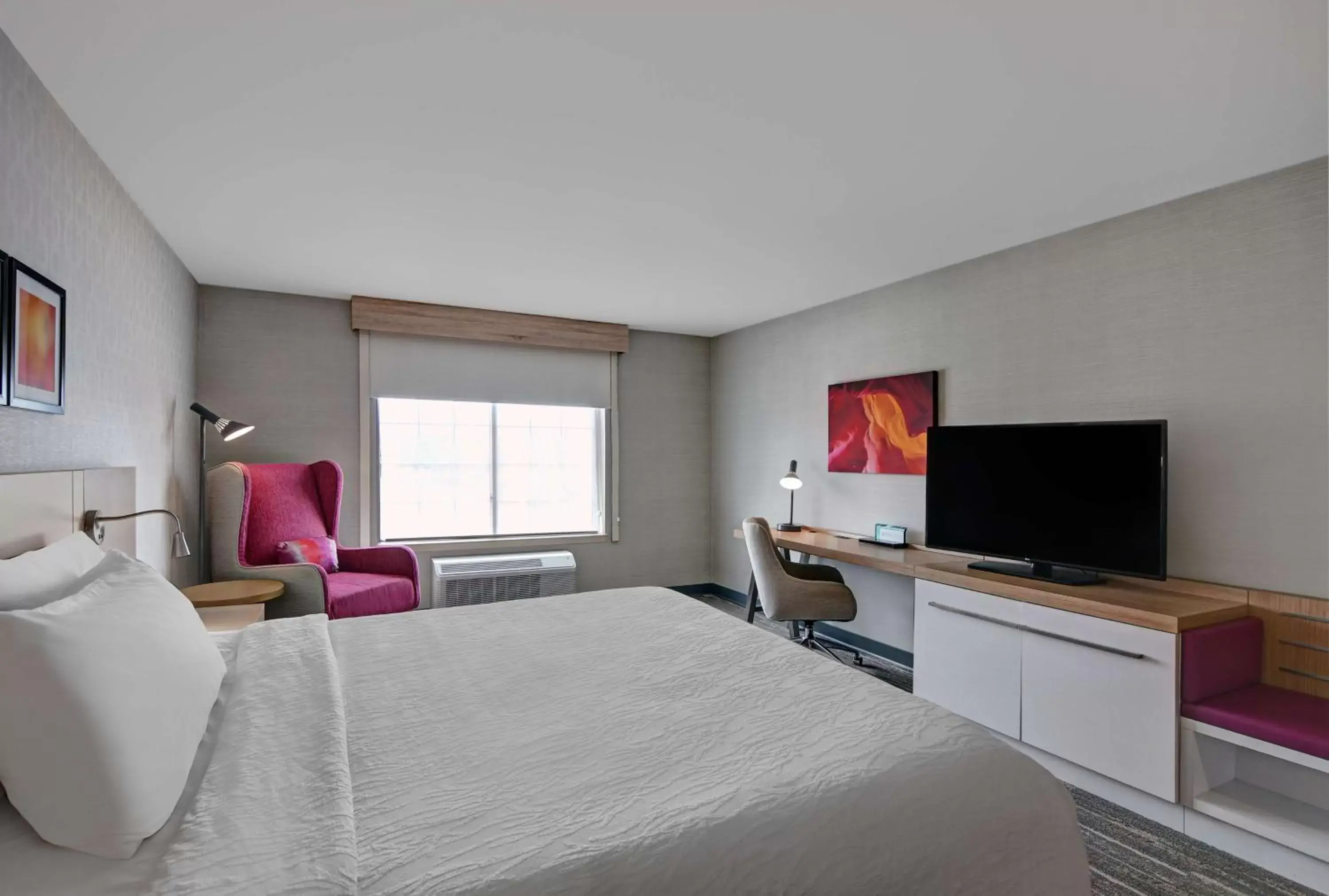 Bedroom, TV/Entertainment Center in Hilton Garden Inn Hamilton