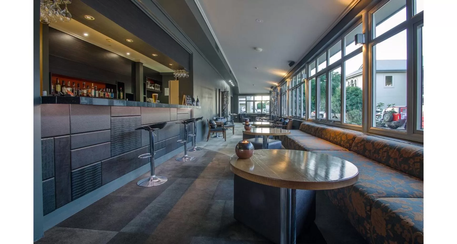 Lounge or bar in Coachmans Inn Warwick