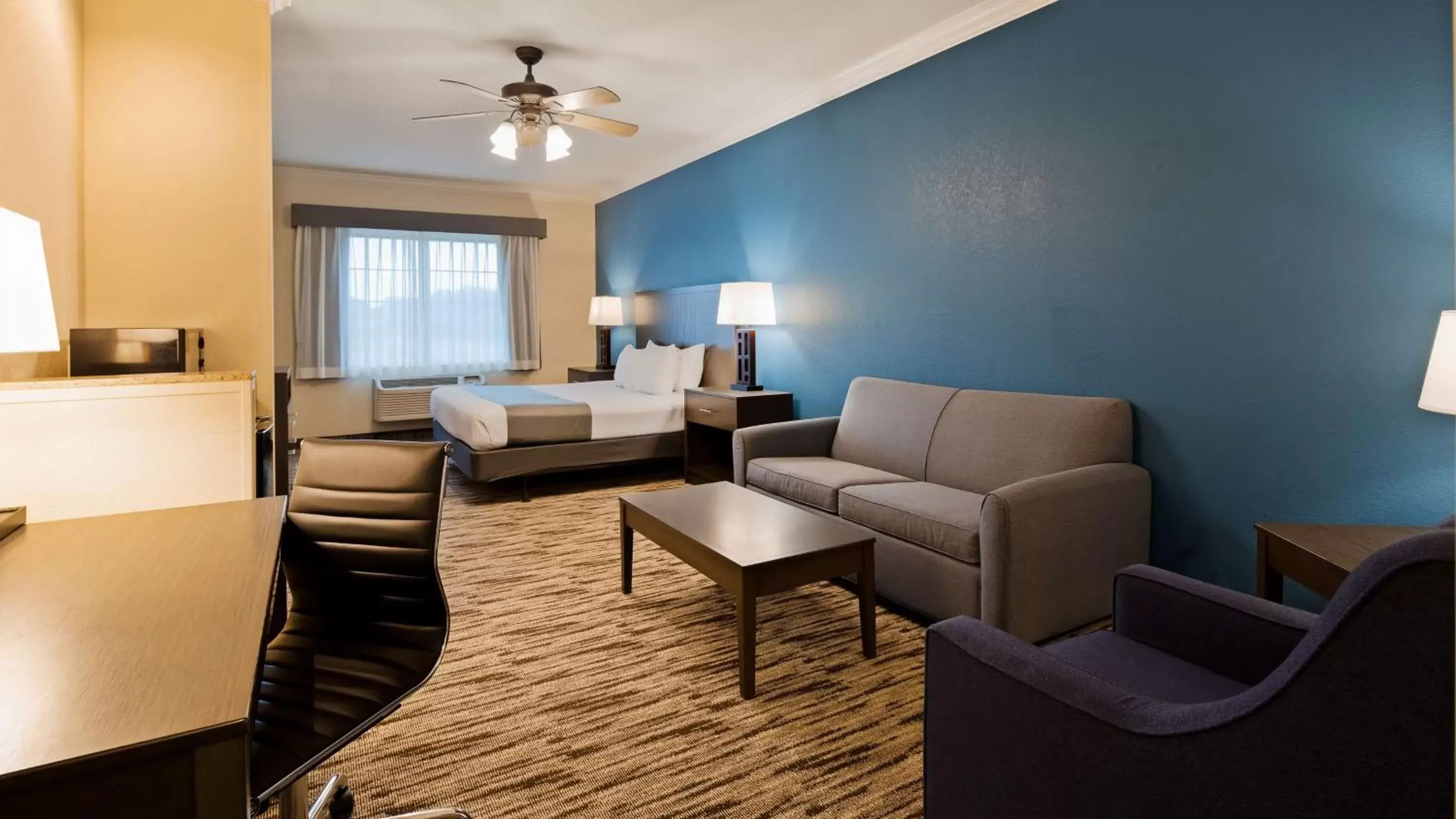Photo of the whole room, Seating Area in Best Western Dinosaur Valley Inn & Suites