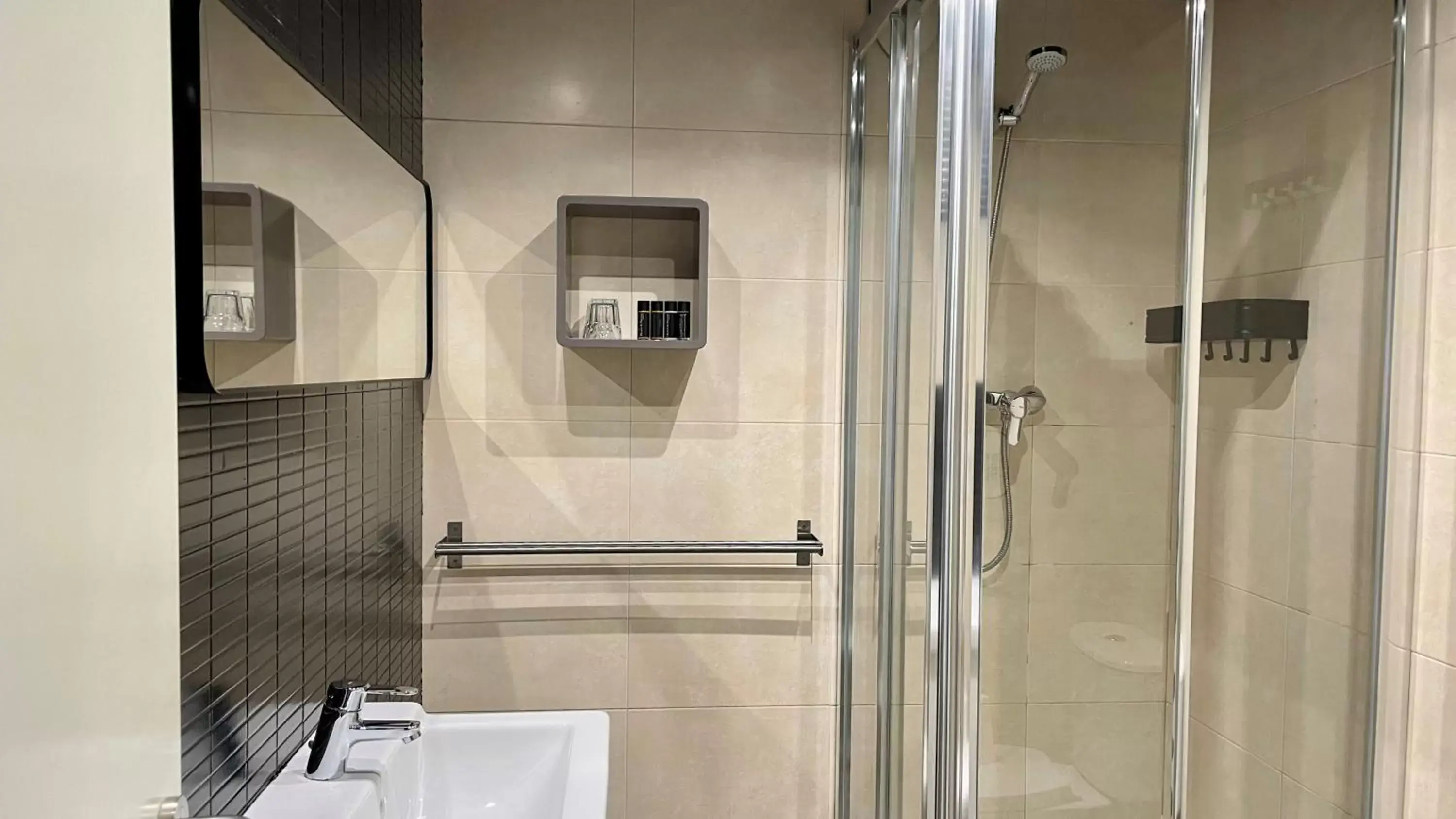 Toilet, Bathroom in MD Modern Hotel - Jardines