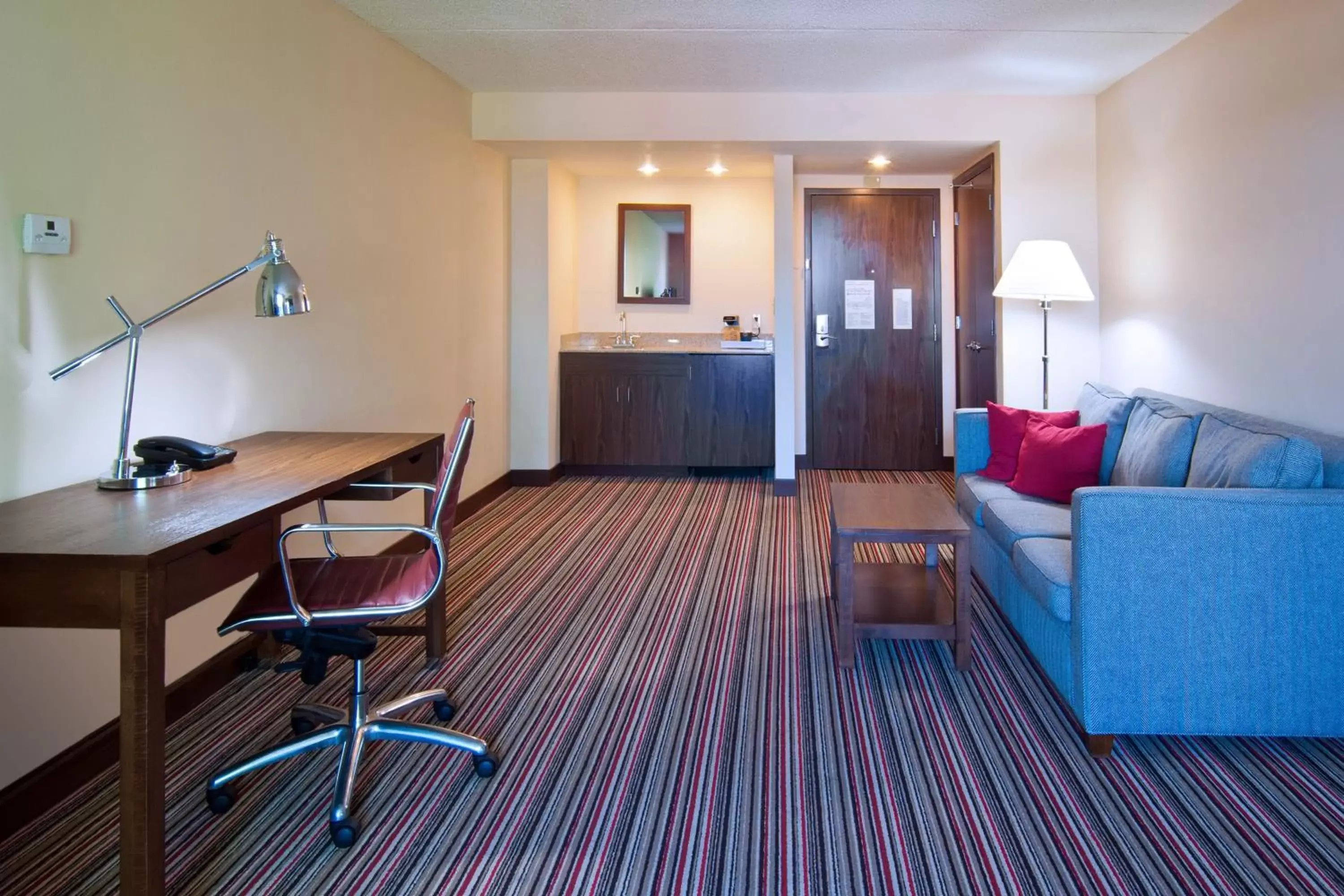 Bedroom, Seating Area in Four Points by Sheraton Nashville Airport