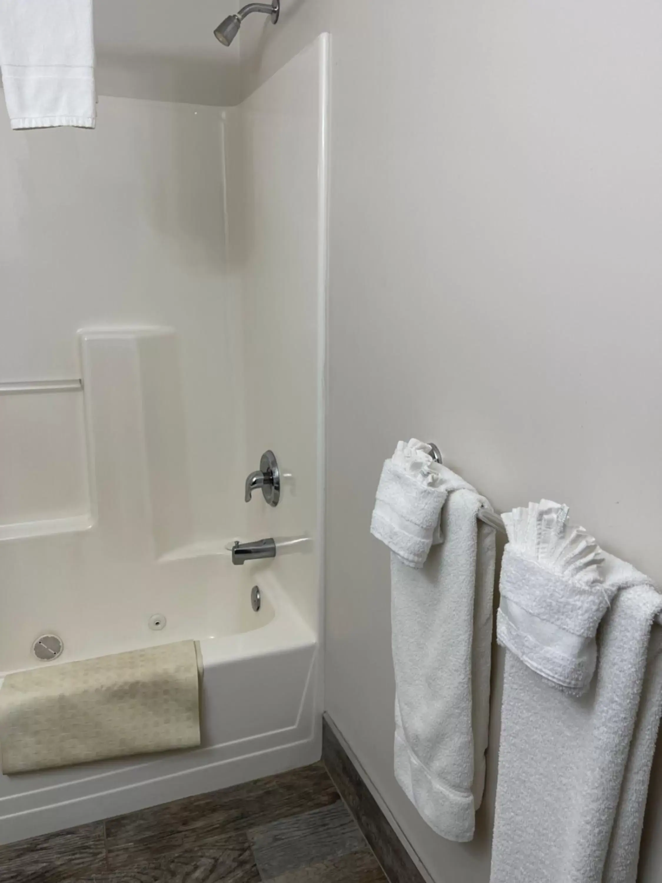 Shower, Bathroom in Colonial Motel