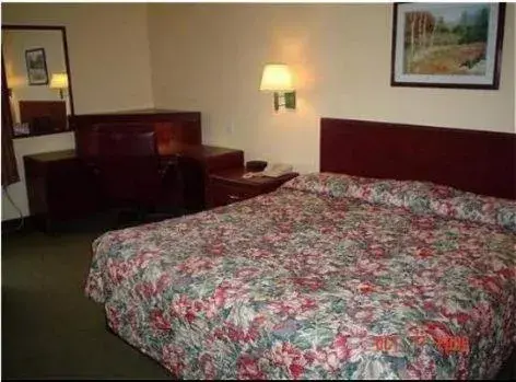 Bed in Country Hearth Inn-Union City