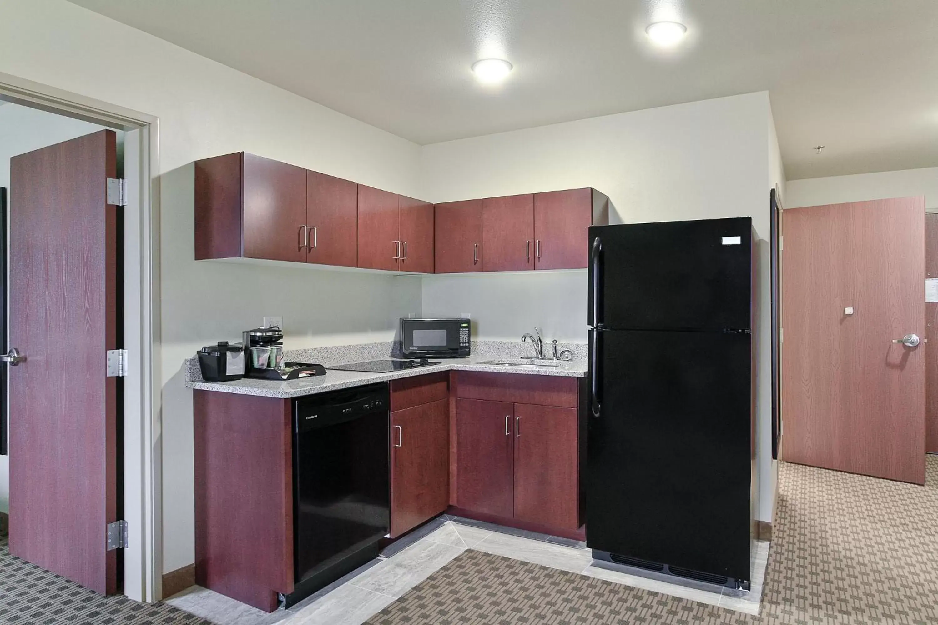 Coffee/tea facilities, Kitchen/Kitchenette in Cobblestone Hotel & Suites Pulaski/Green Bay