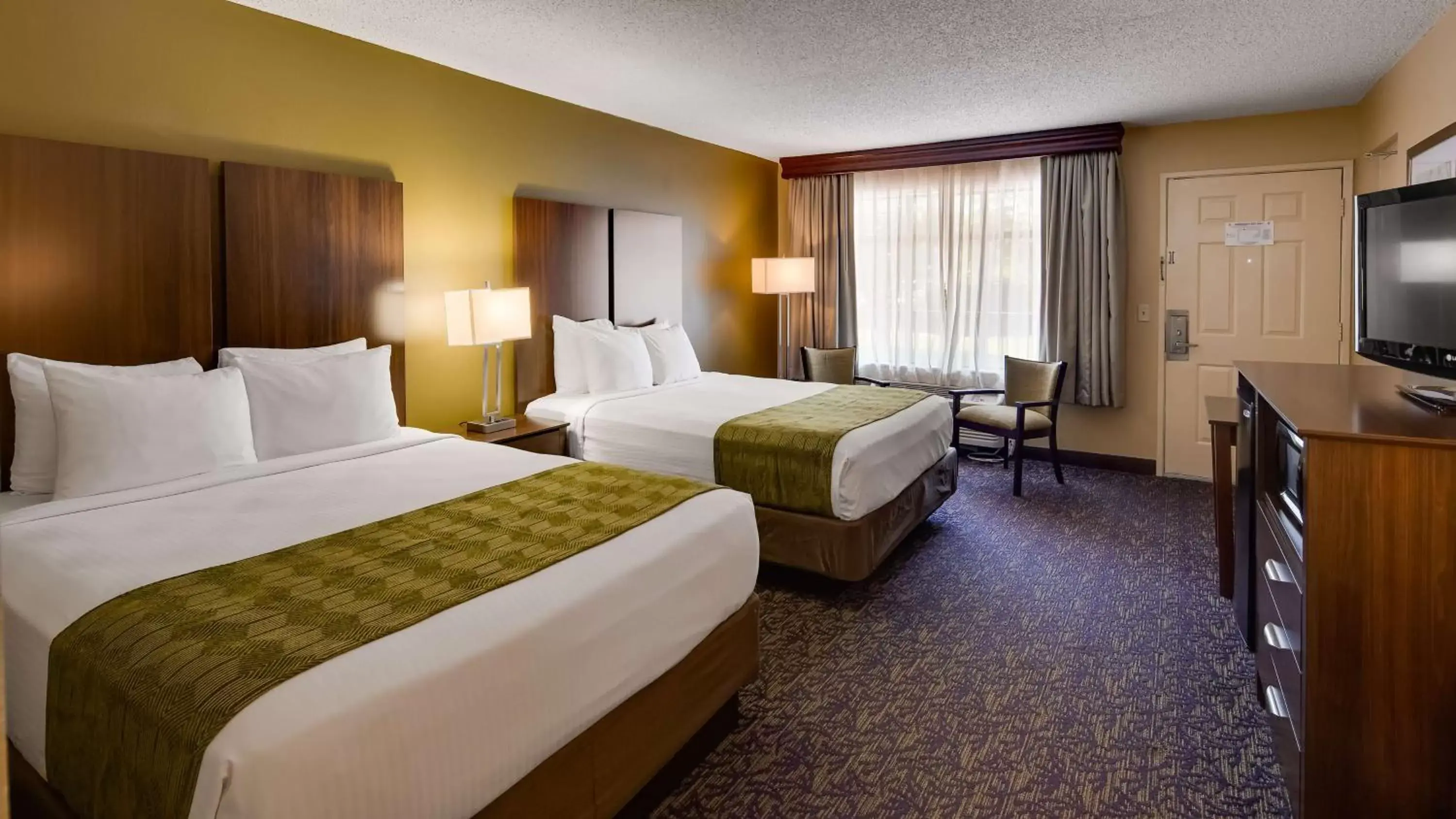 Photo of the whole room, Bed in Best Western Plaza Inn