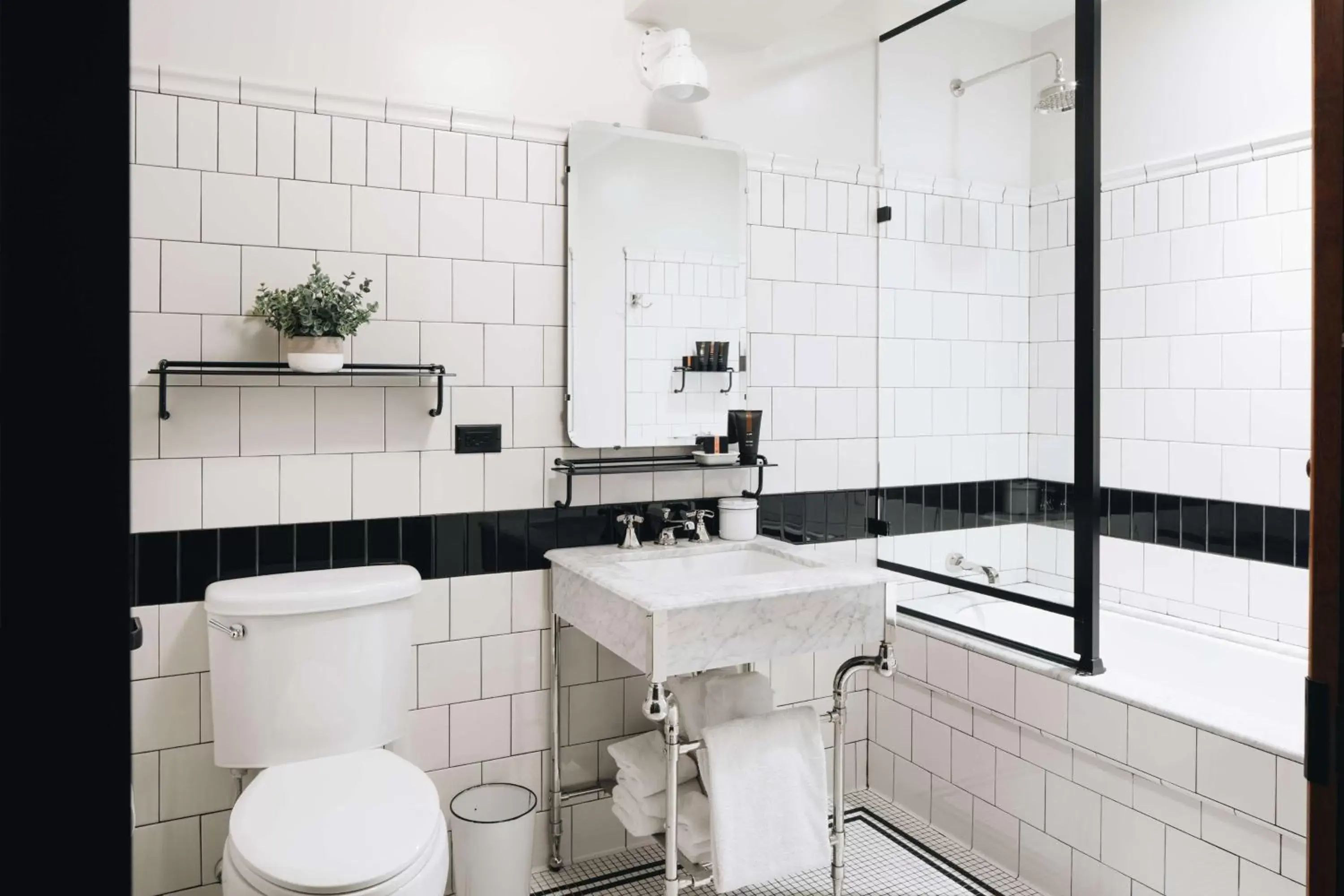 Bathroom in Chicago Athletic Association, part of Hyatt