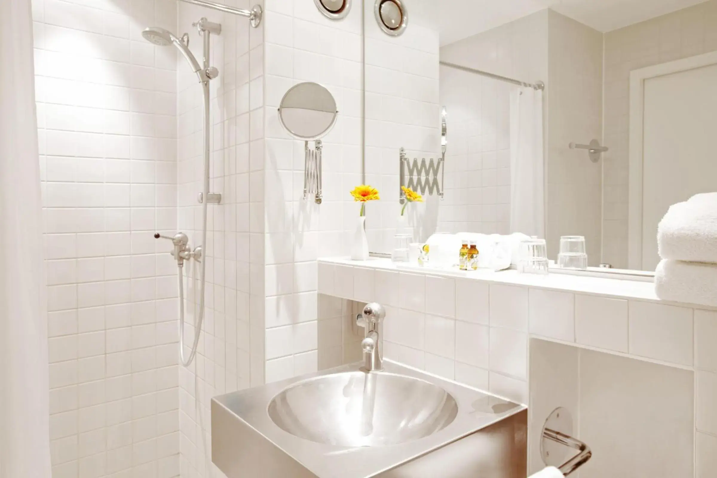 Shower, Bathroom in Vienna House by Wyndham Havelufer Potsdam