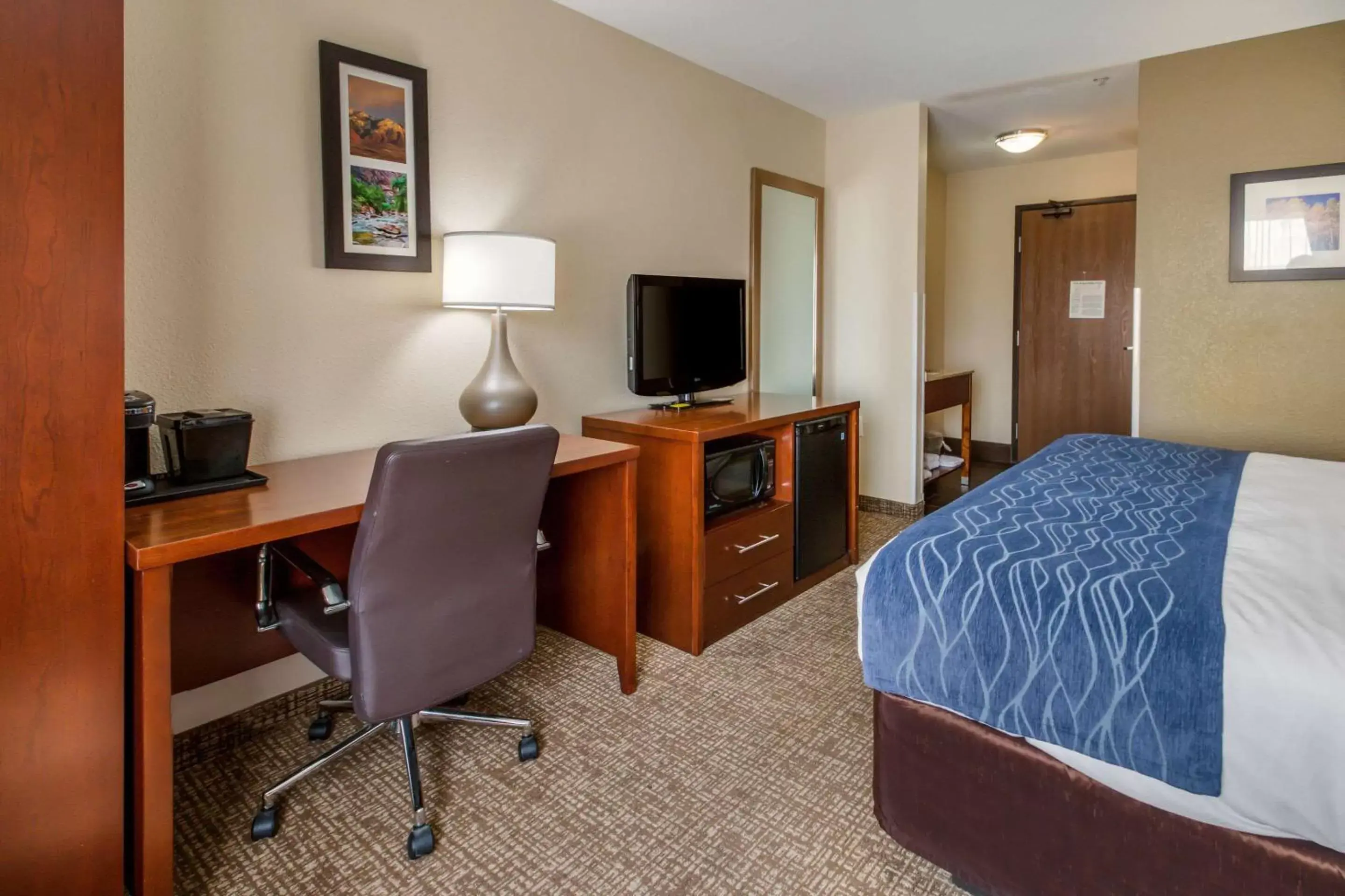 Photo of the whole room, TV/Entertainment Center in Comfort Inn Lehi - Thanksgiving Point Area