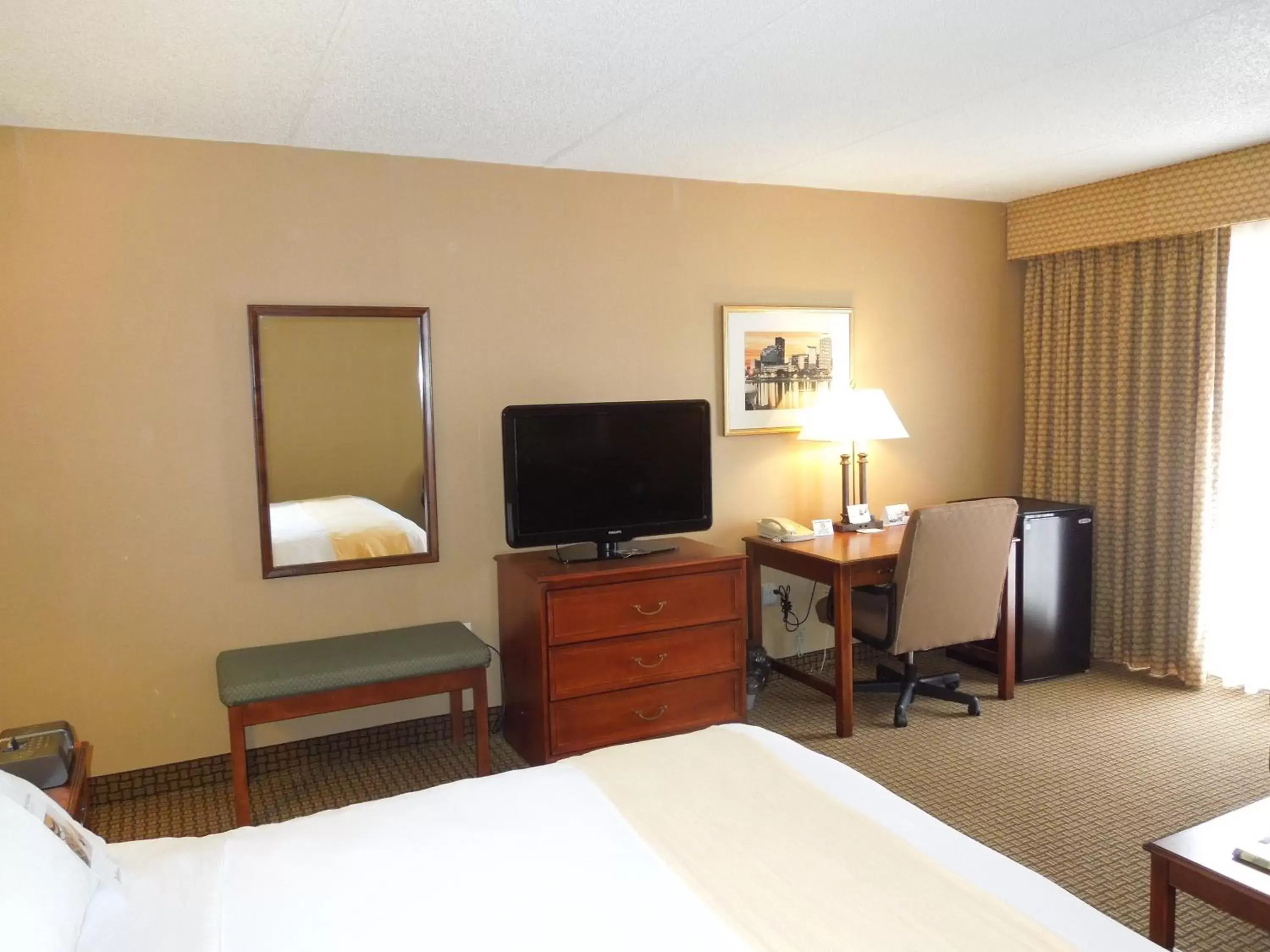 Bedroom, Bed in Radisson Cleveland Airport