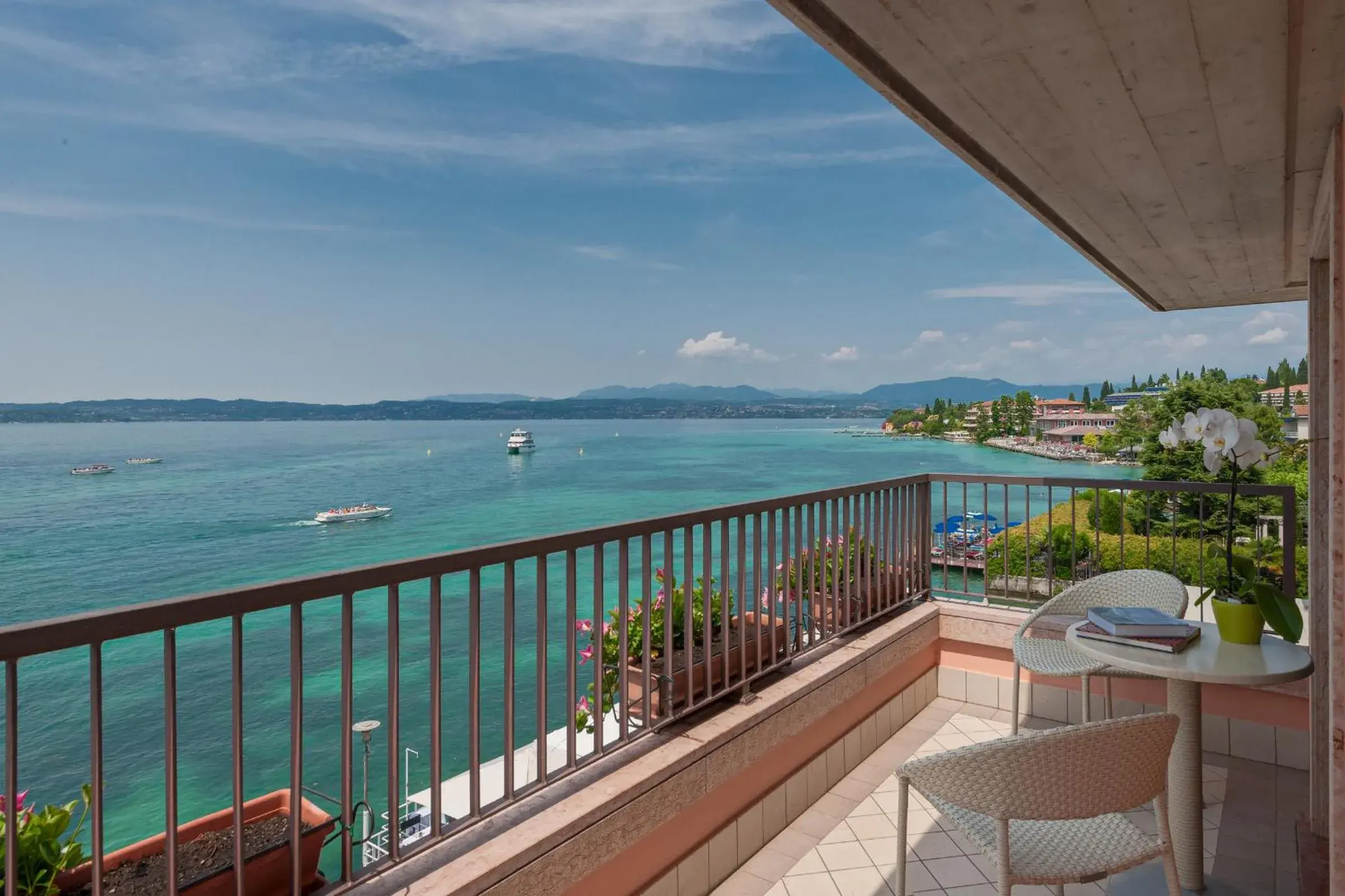 Lake view, Balcony/Terrace in Hotel Eden