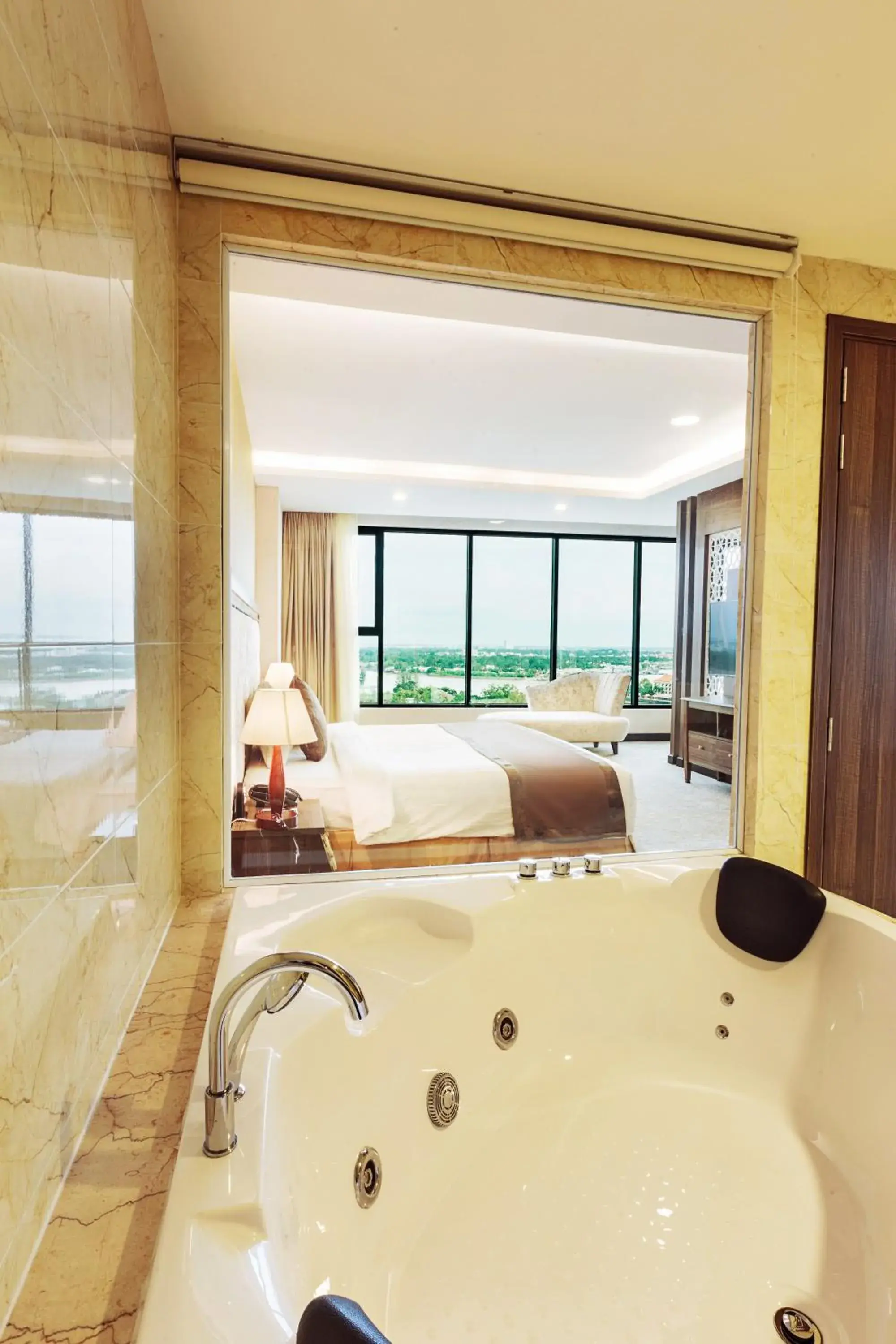 Massage, Bathroom in Muong Thanh Luxury Can Tho Hotel