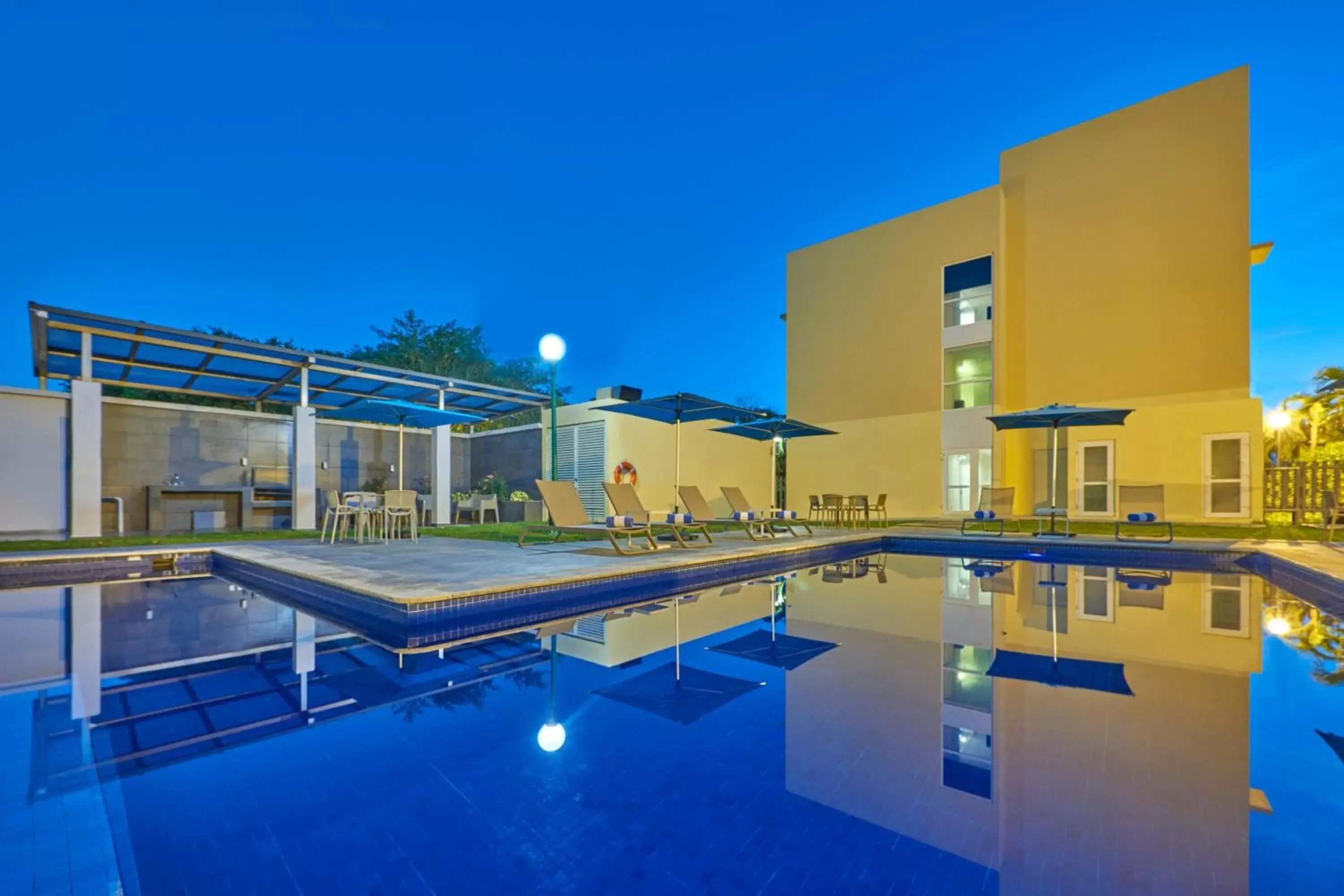 Swimming pool, Property Building in City Express by Marriott Playa del Carmen