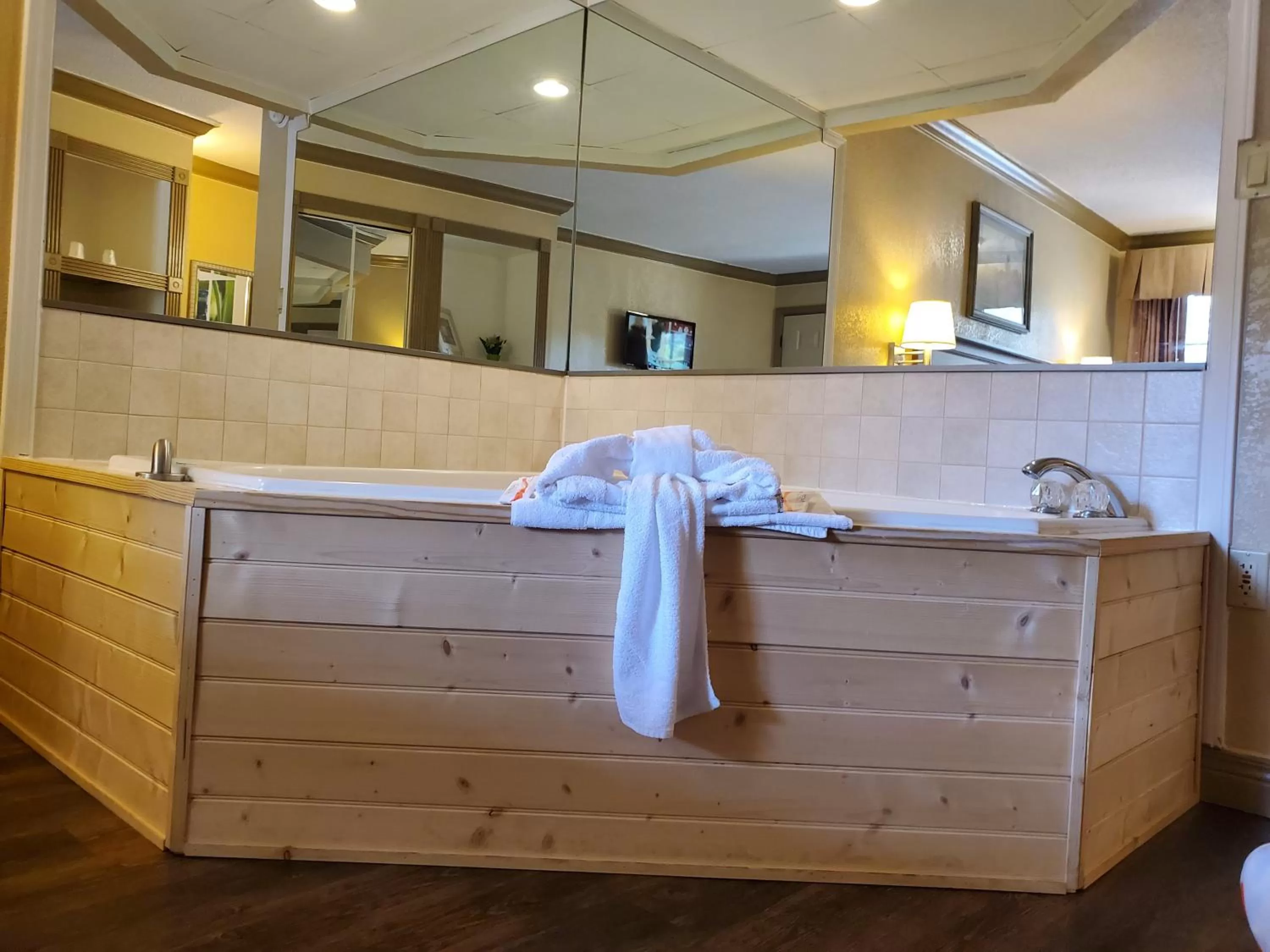 Bathroom in Colonial House Motel