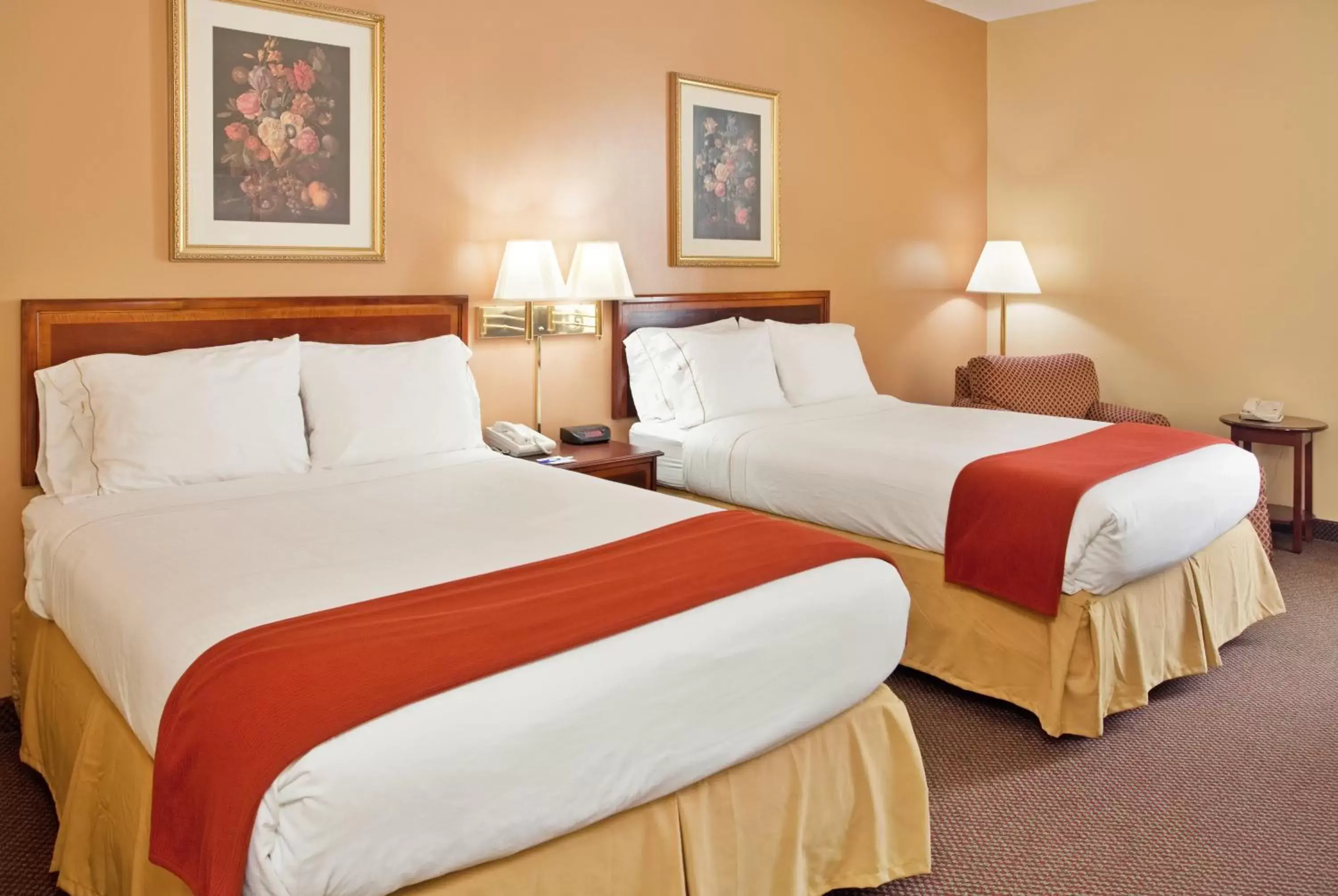 Bed in Holiday Inn Express Marshfield - Springfield Area, an IHG Hotel