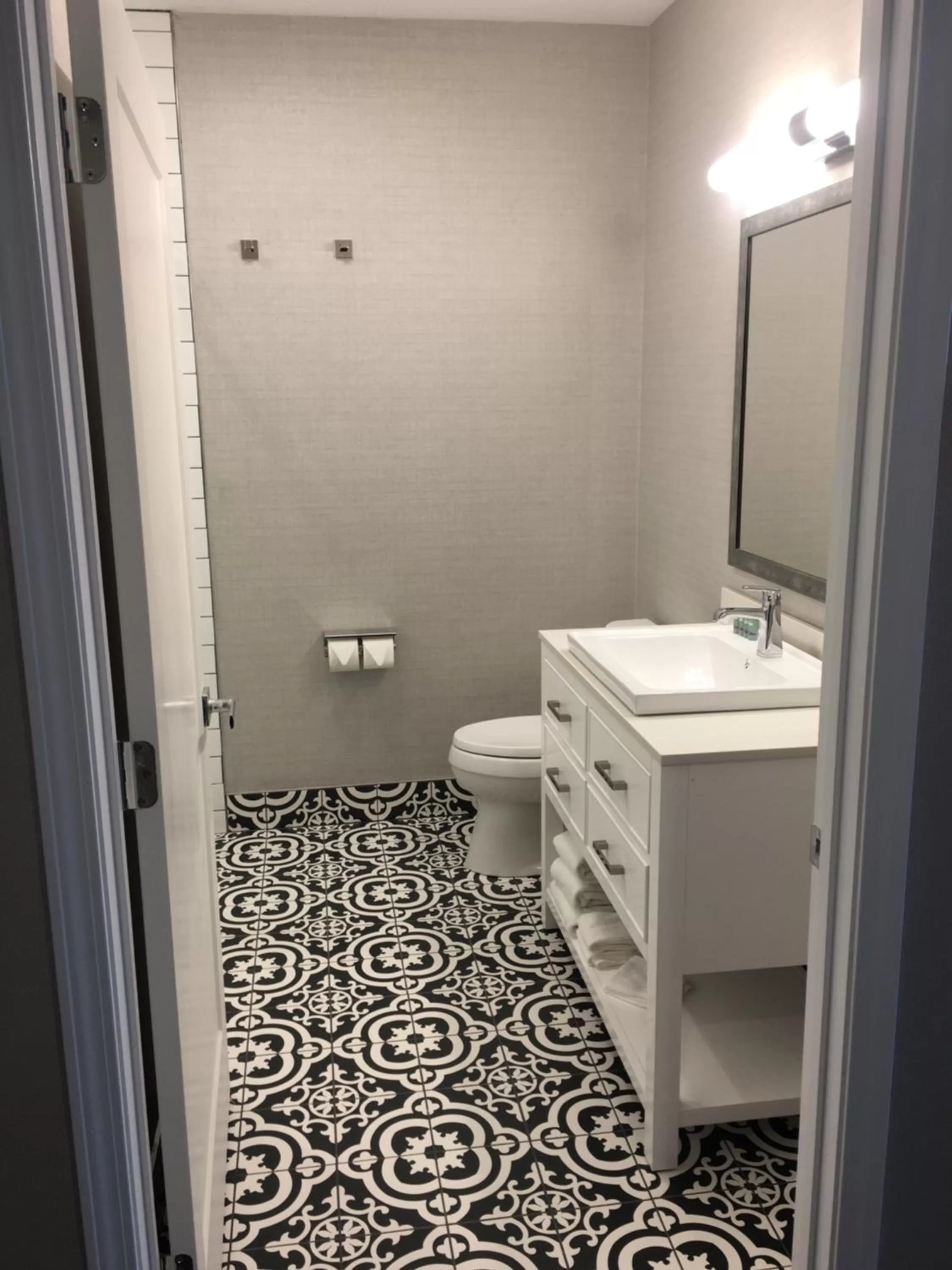 Bathroom in Riverside inn hannibal