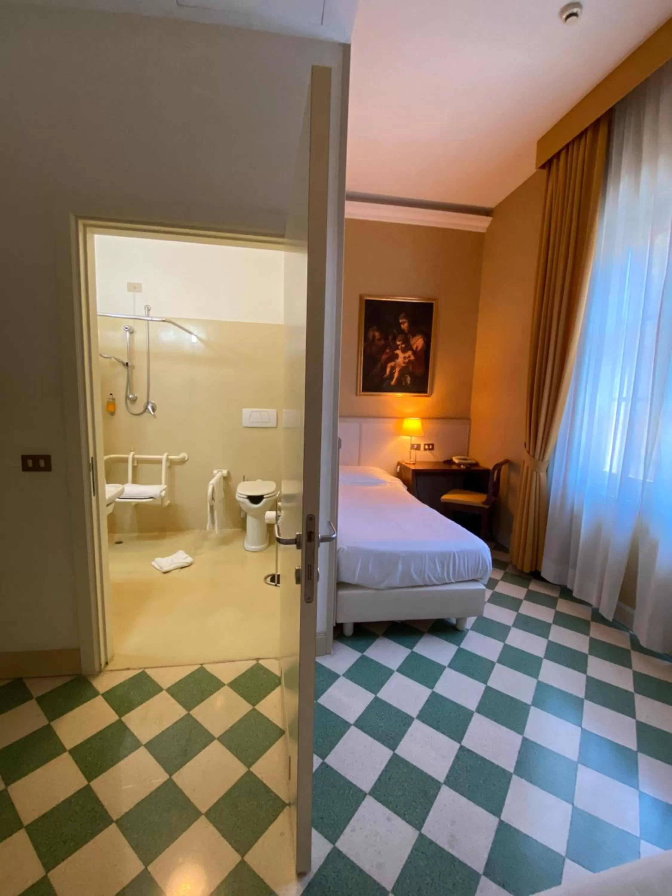 Shower, Bed in Basilica Hotel