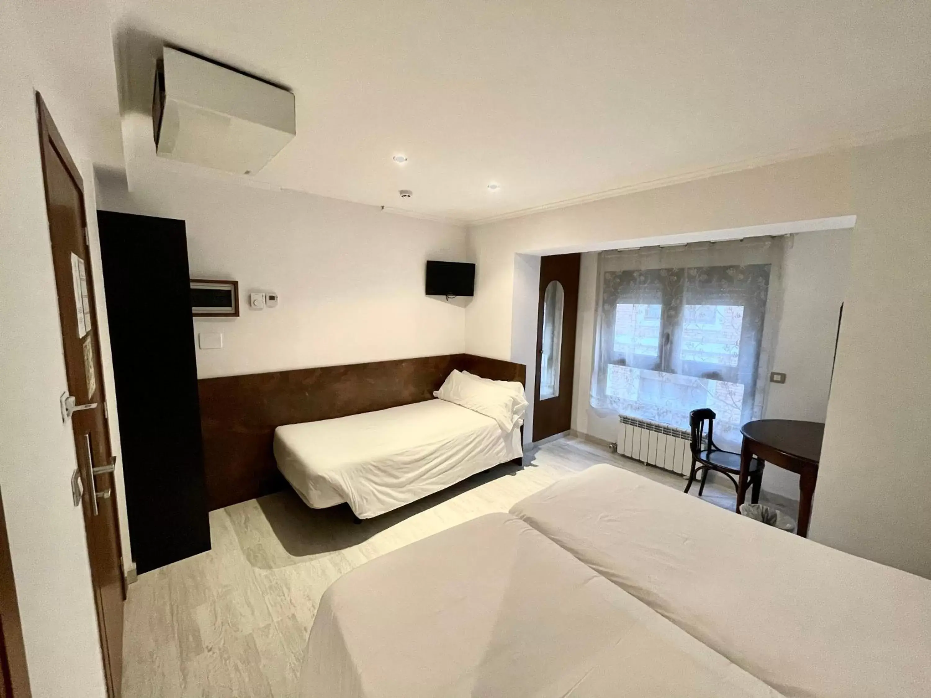 Bedroom, Bed in Aston Hotel