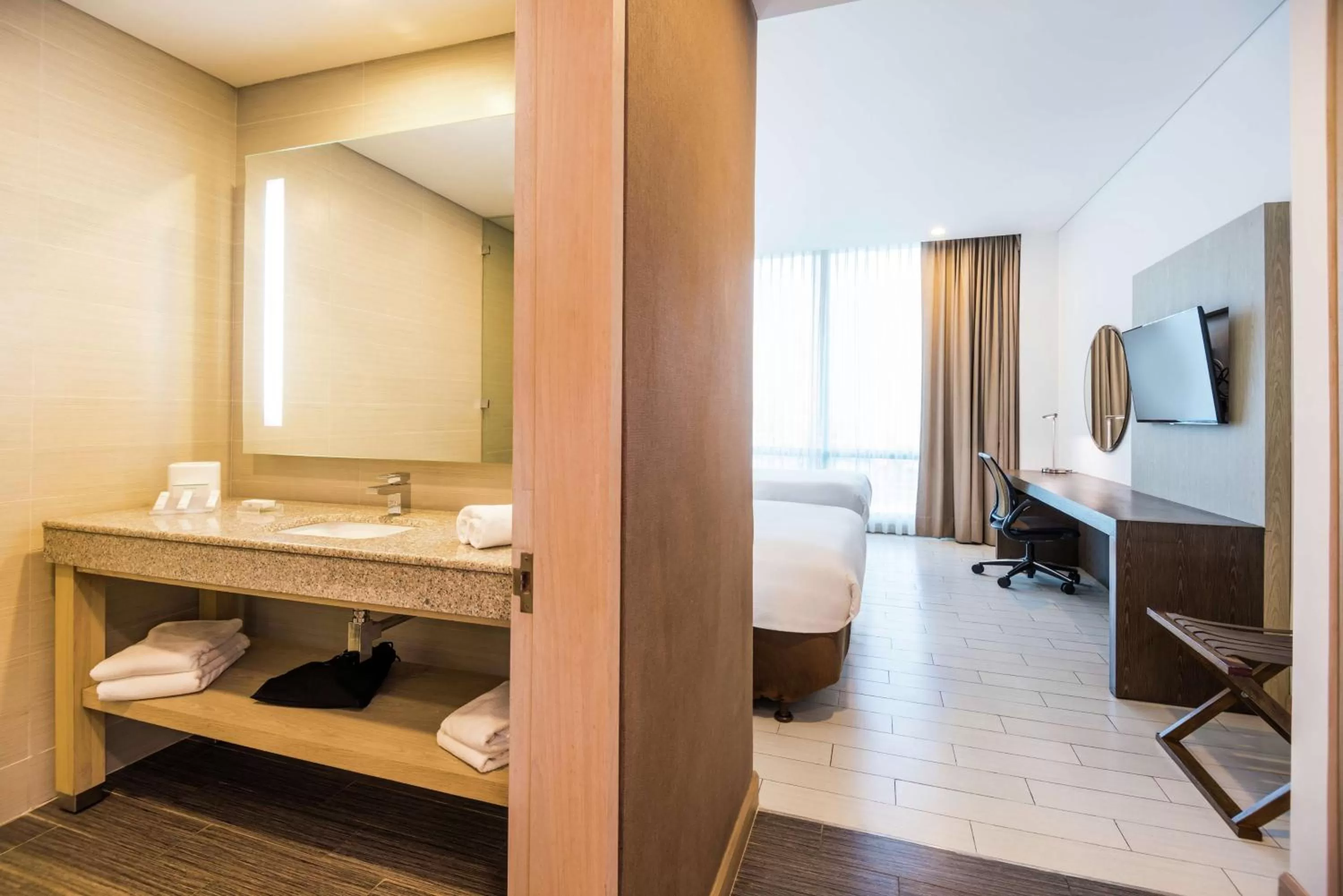 Bathroom, Bed in Hilton Garden Inn Barranquilla