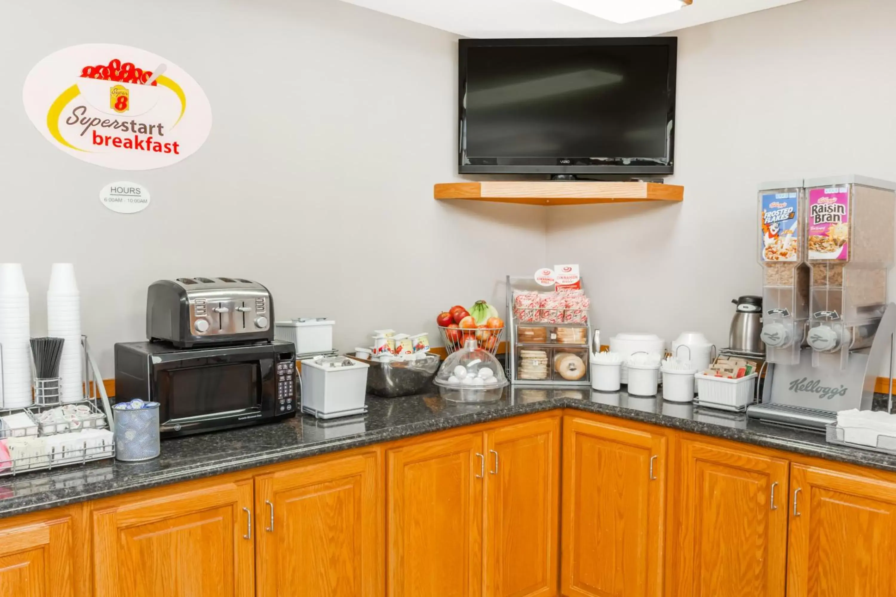 Continental breakfast, Coffee/Tea Facilities in Super 8 by Wyndham Watseka