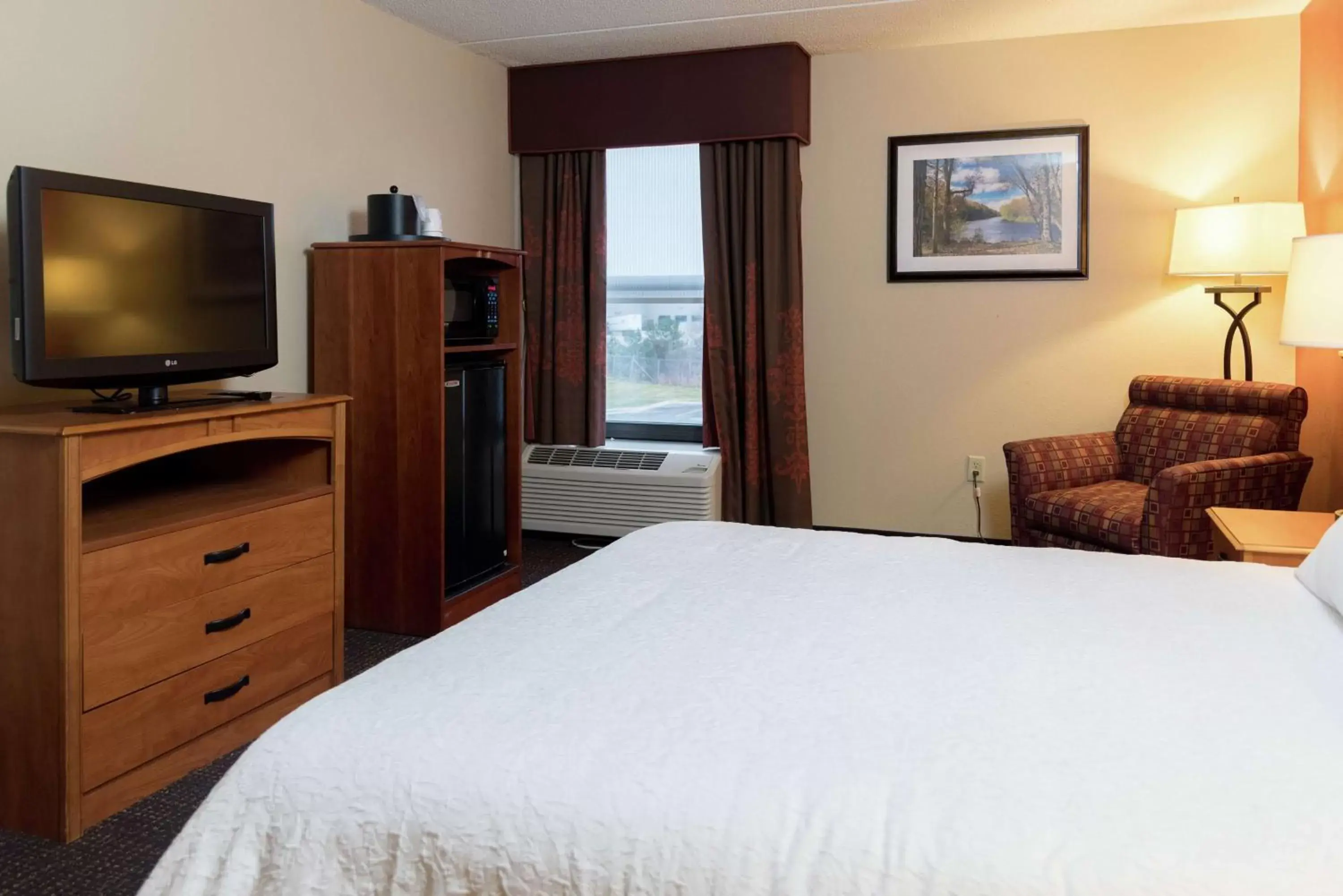 Bed, TV/Entertainment Center in Hampton Inn Muskegon