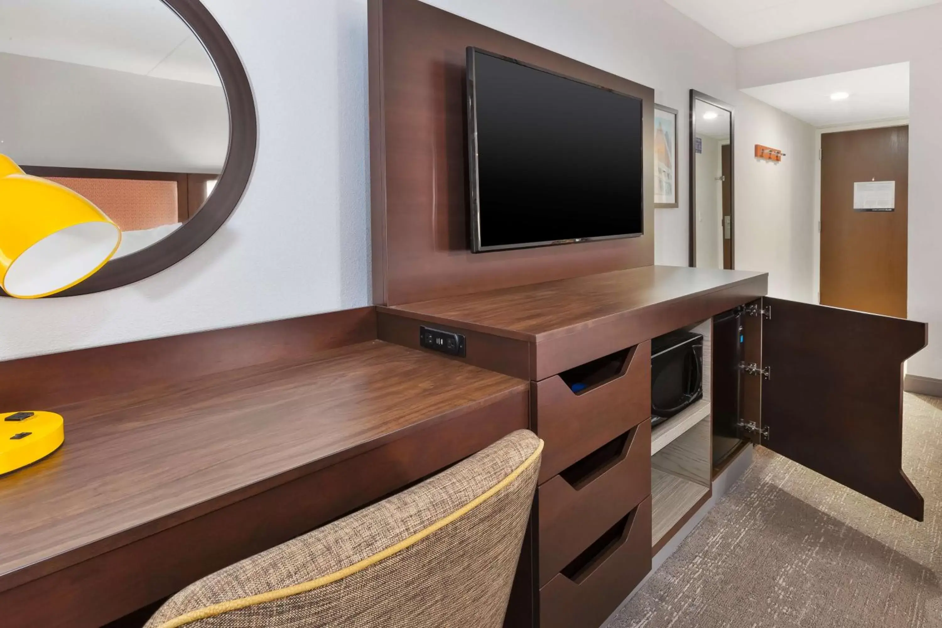 Bedroom, TV/Entertainment Center in Hampton Inn Columbus/Delaware I-71 North