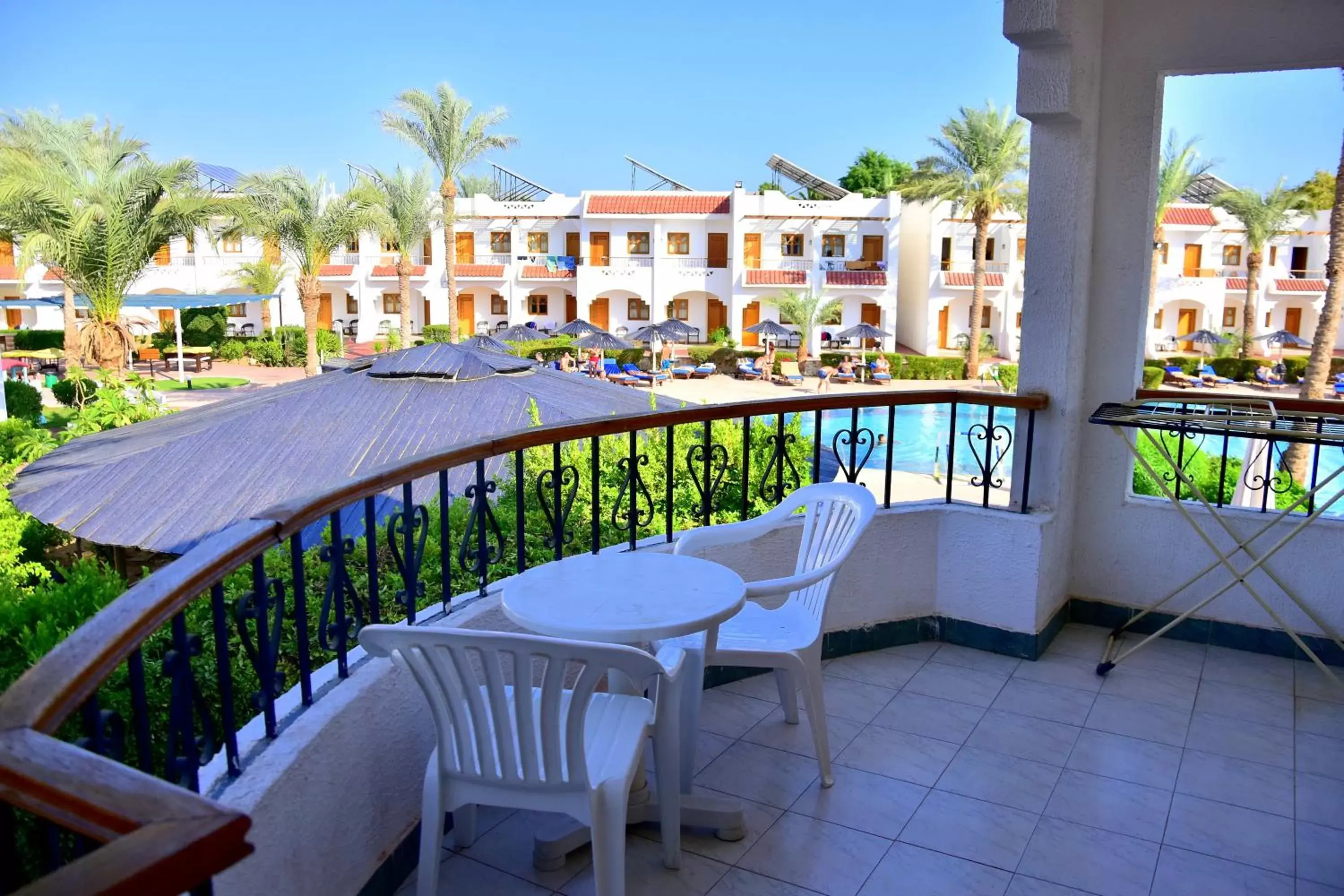 Patio, Pool View in Dive Inn Resort