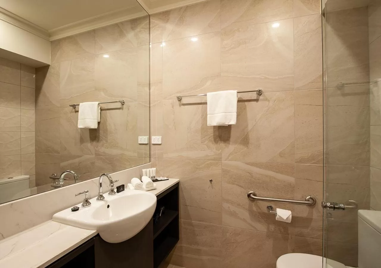 Shower in Burke and Wills Hotel Toowoomba