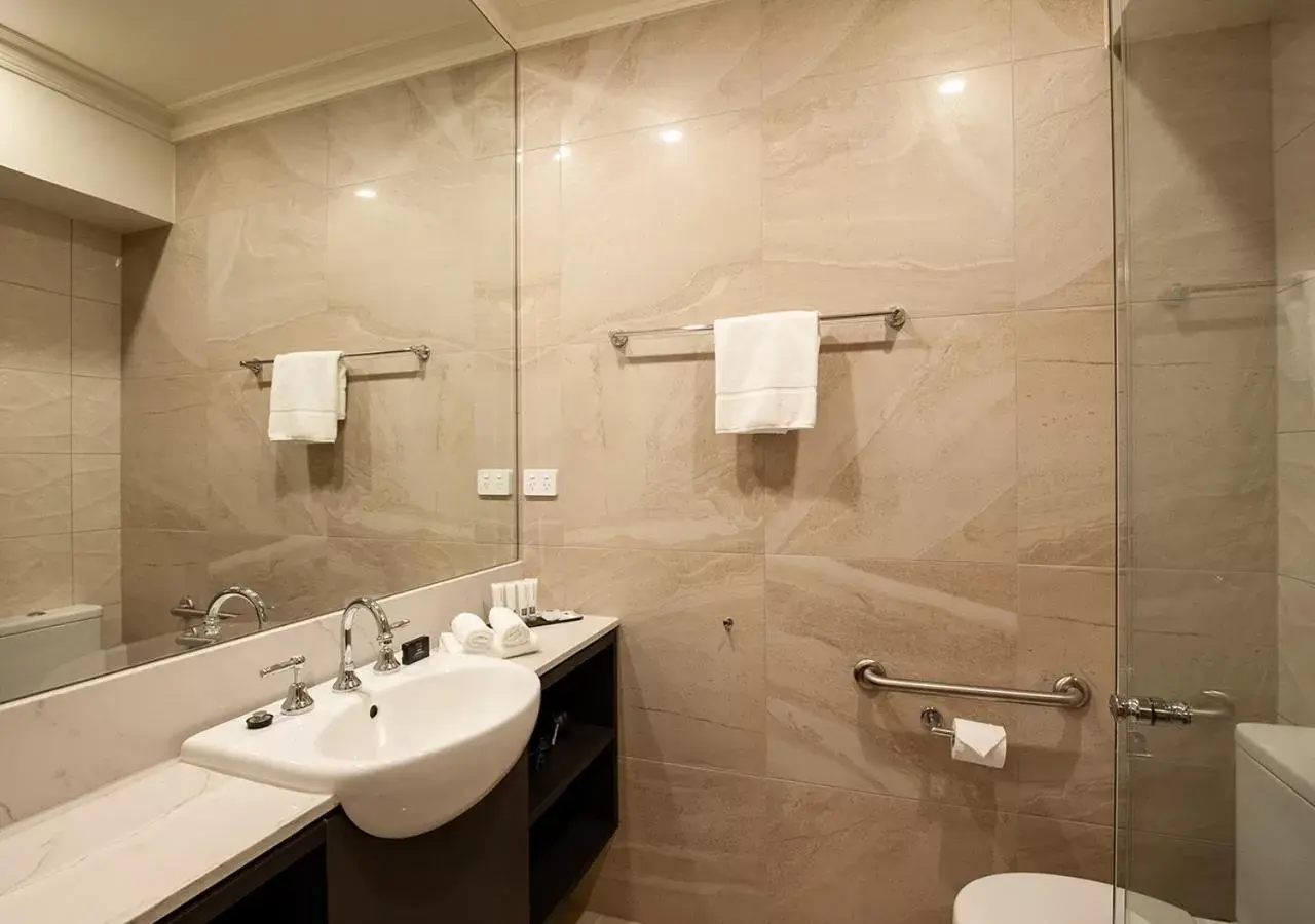 Bathroom in Burke and Wills Hotel Toowoomba