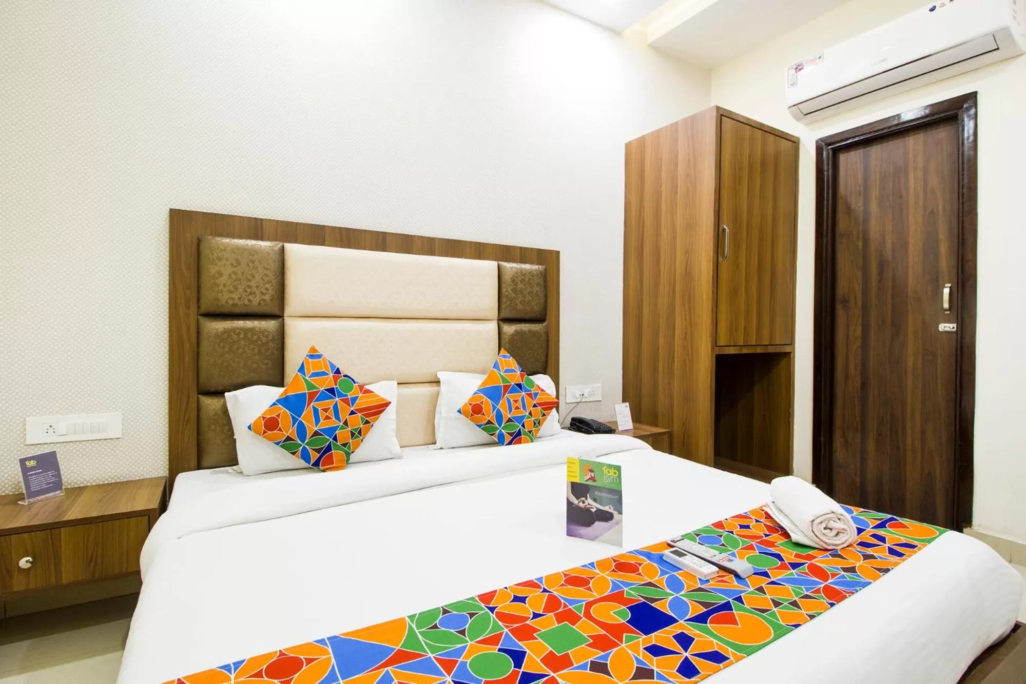 Bedroom, Bed in FabHotel Royal Villa Hussainpura Chowk