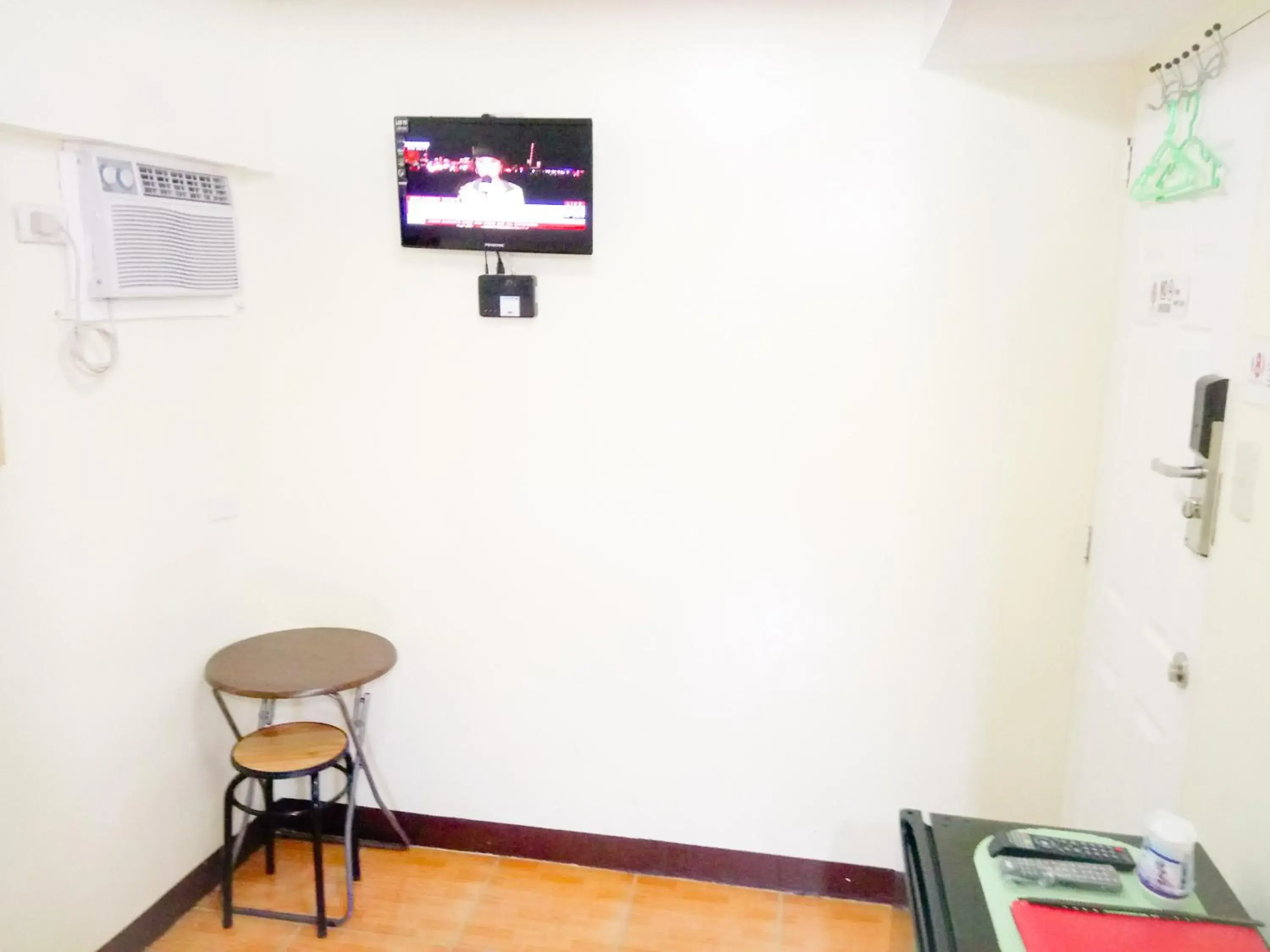 Communal lounge/ TV room, TV/Entertainment Center in 8hostel