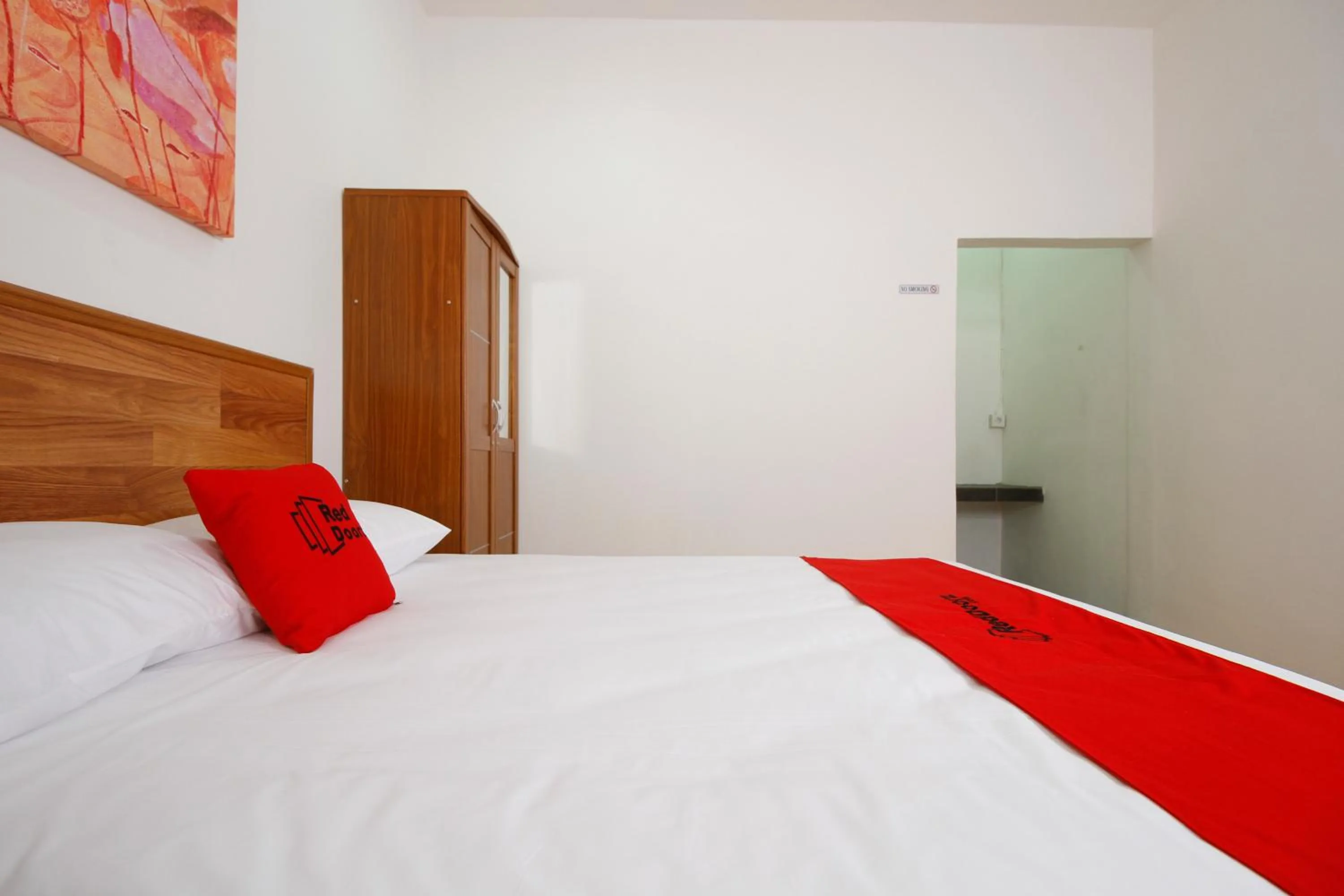RedDoorz Double Room in RedDoorz Plus near Plaza Indonesia