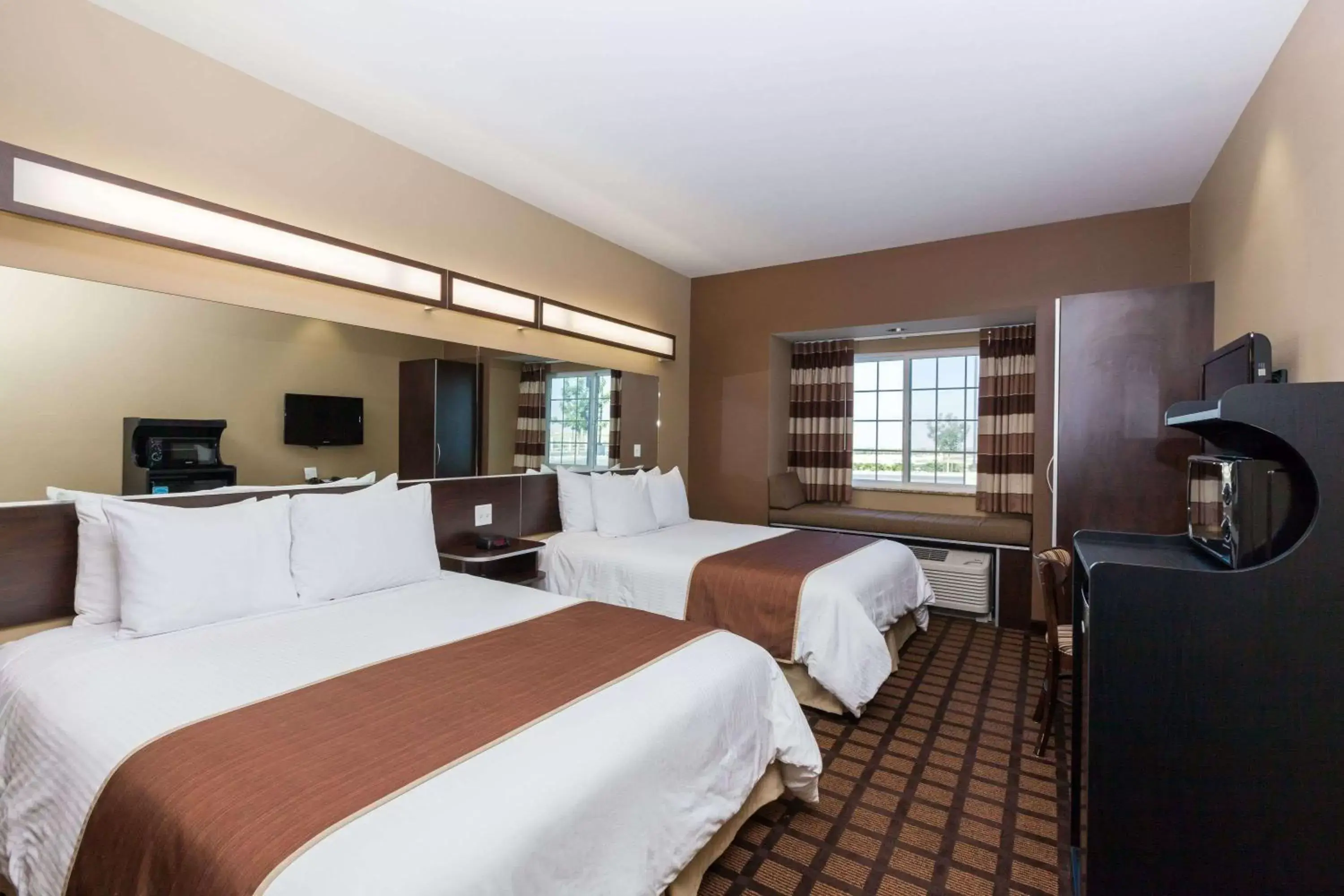 Queen Room with Two Queen Beds - Non-Smoking in Microtel Inn & Suites by Wyndham Wheeler Ridge