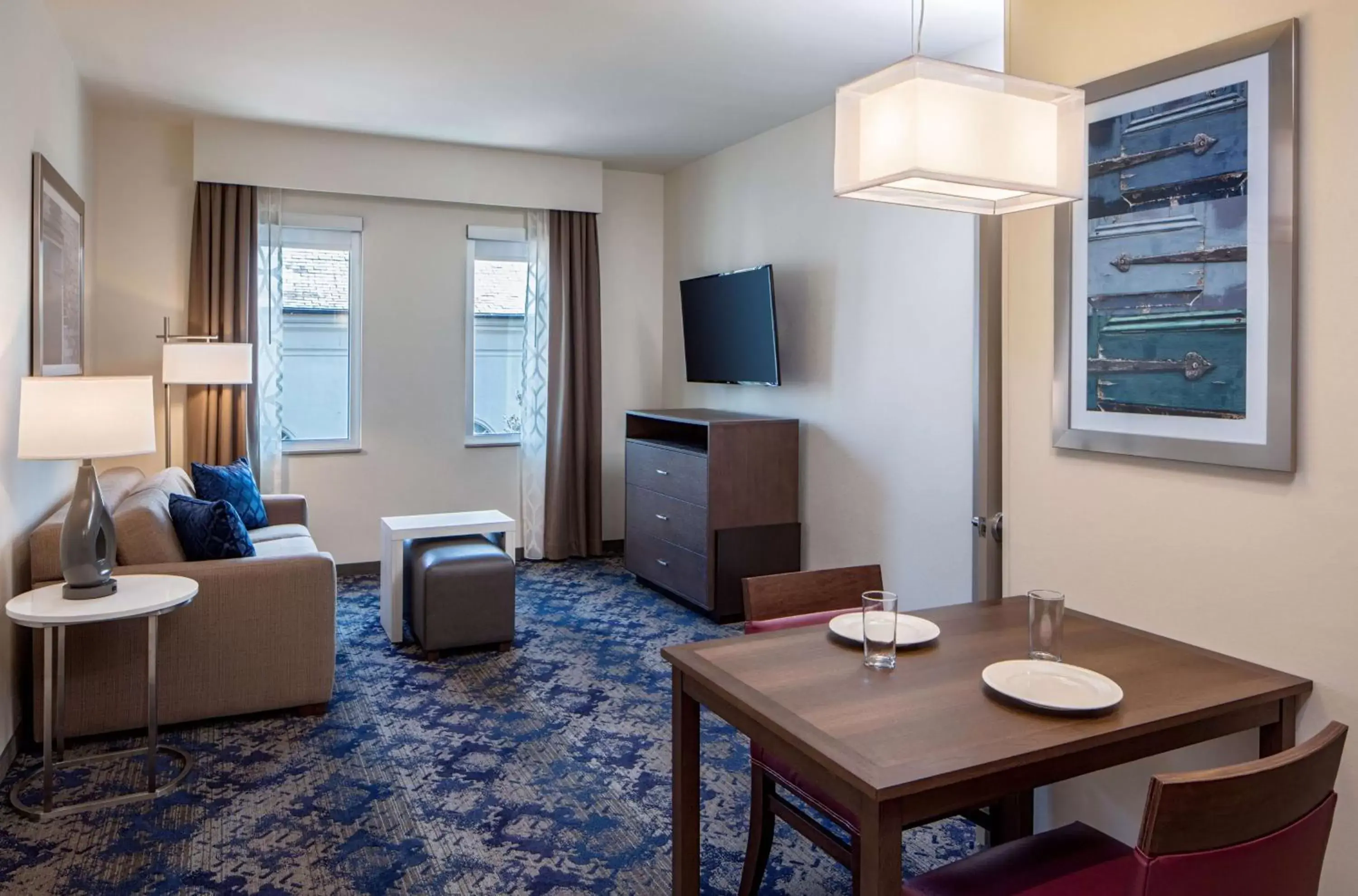 Living room, TV/Entertainment Center in Homewood Suites By Hilton New Orleans French Quarter