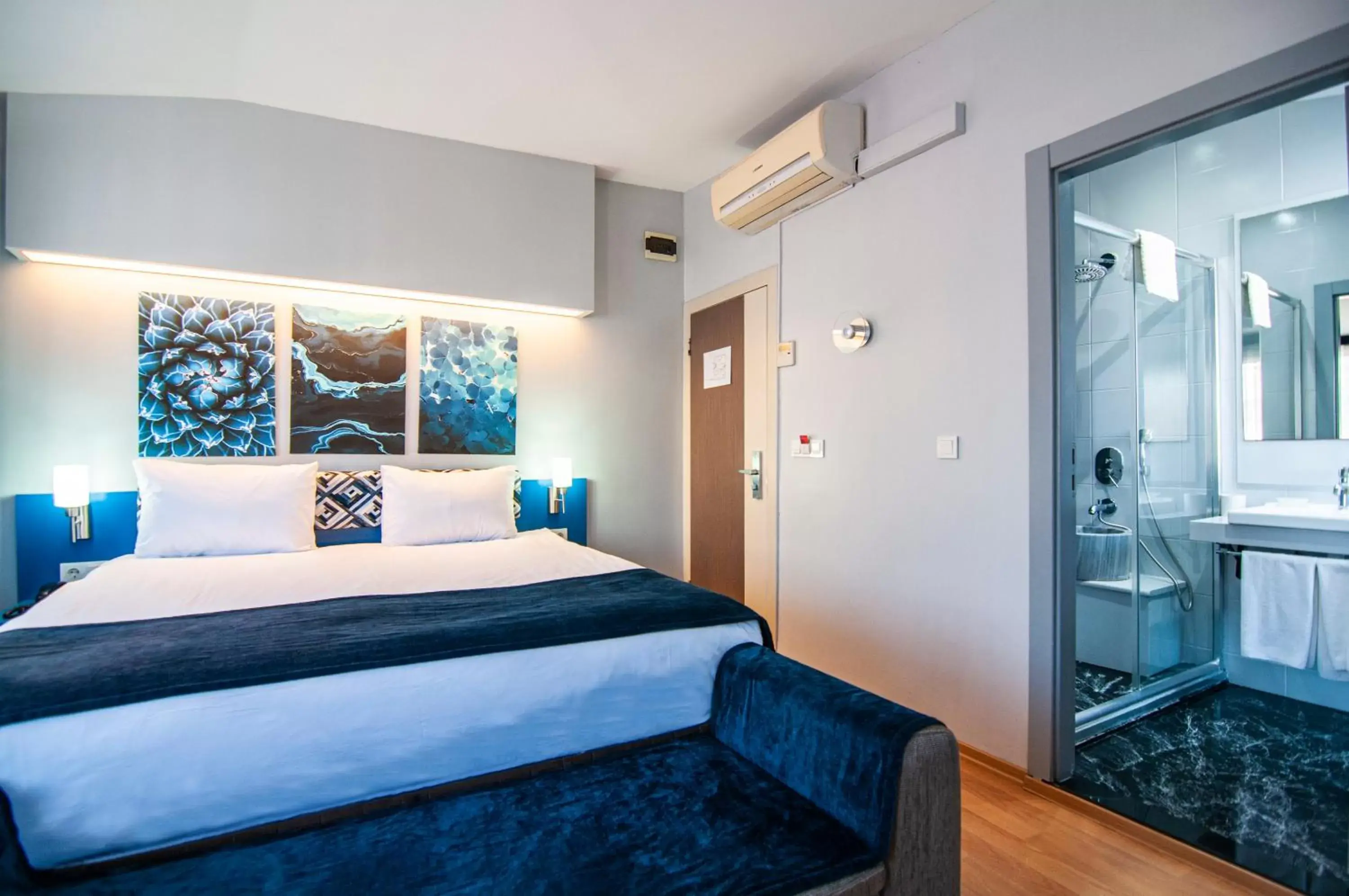 Shower, Bed in Lapis Inn Hotel & Spa ( Ex. Ambassador Hotel)