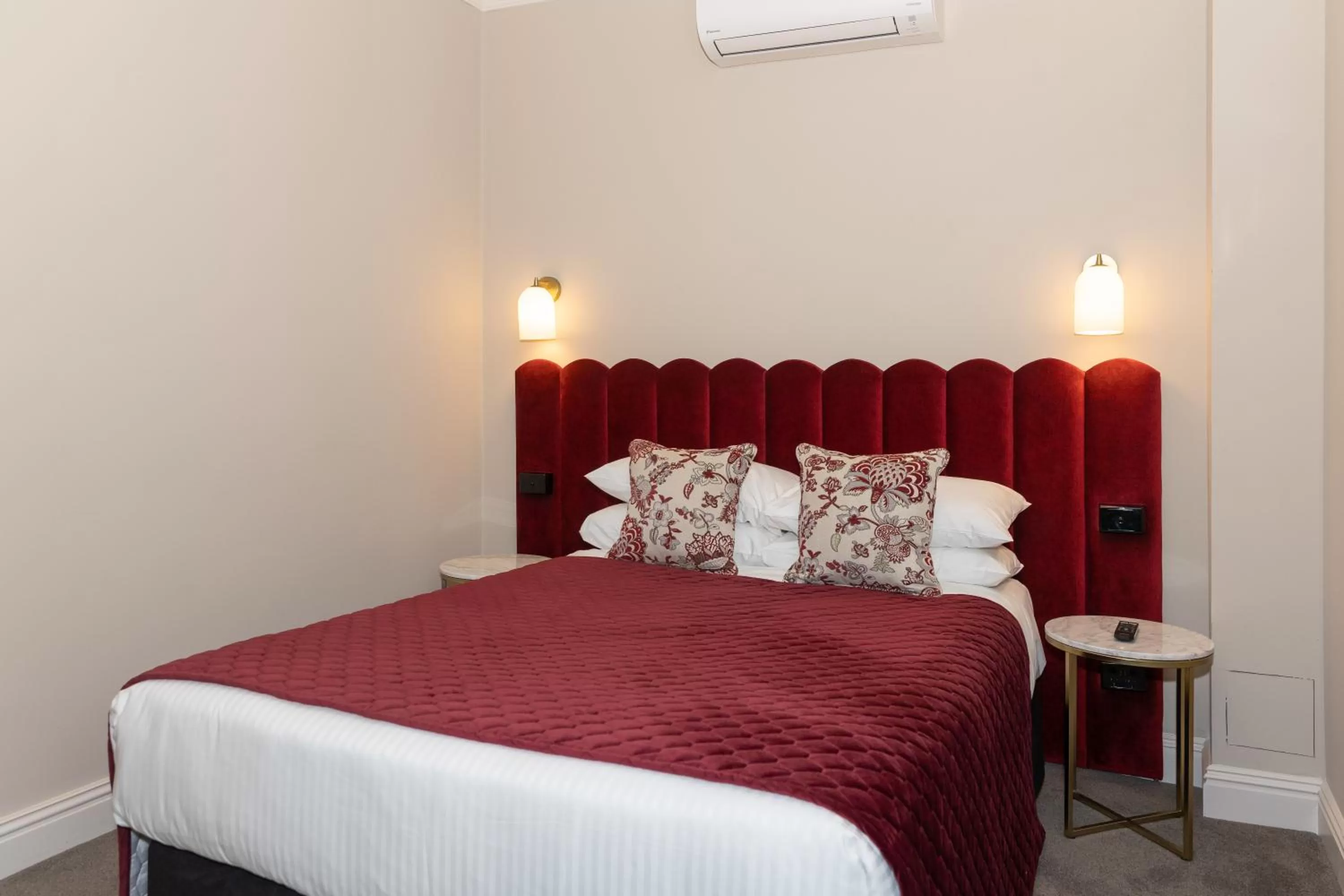 Bed in Mount Gambier Hotel