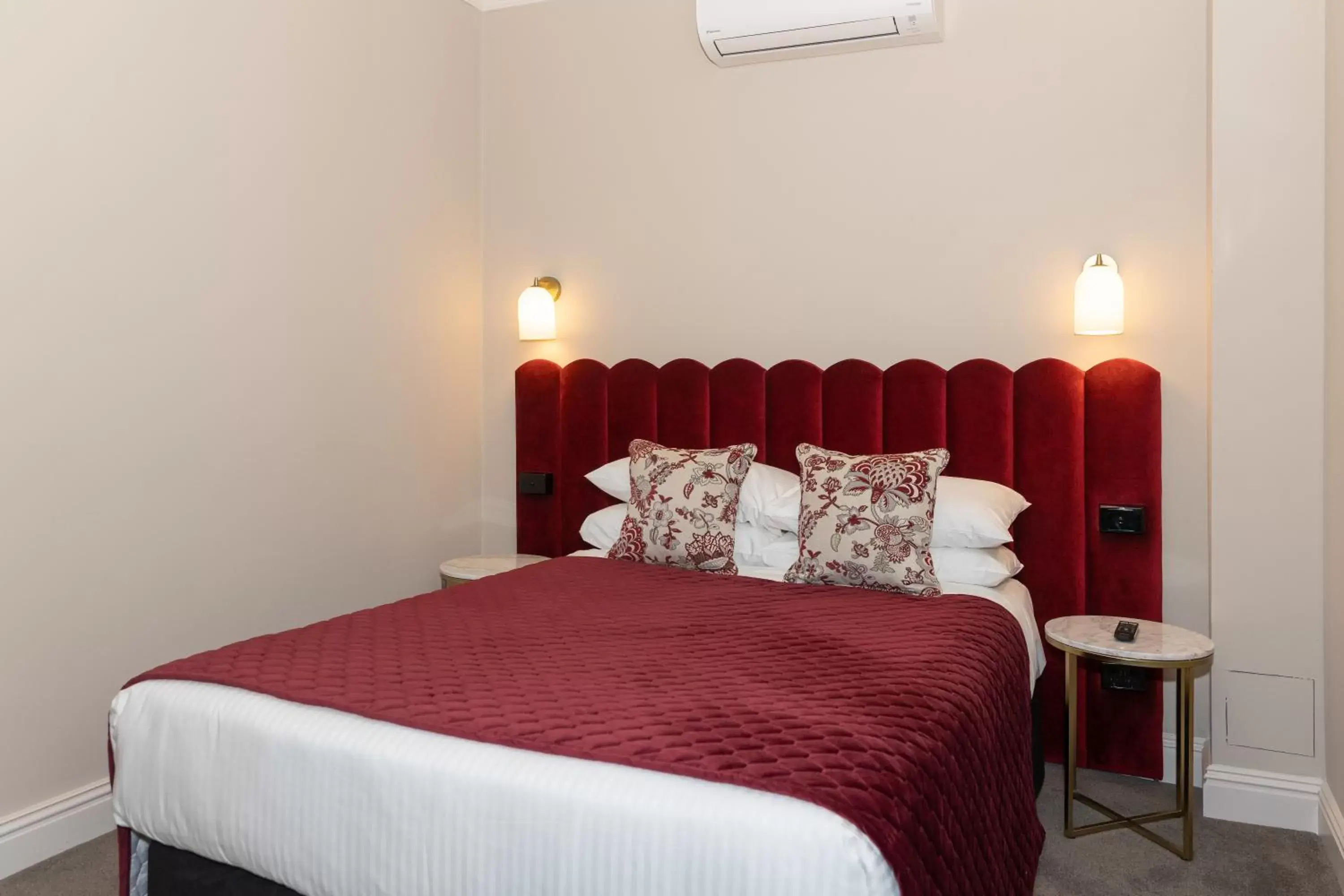 Bed in Mount Gambier Hotel