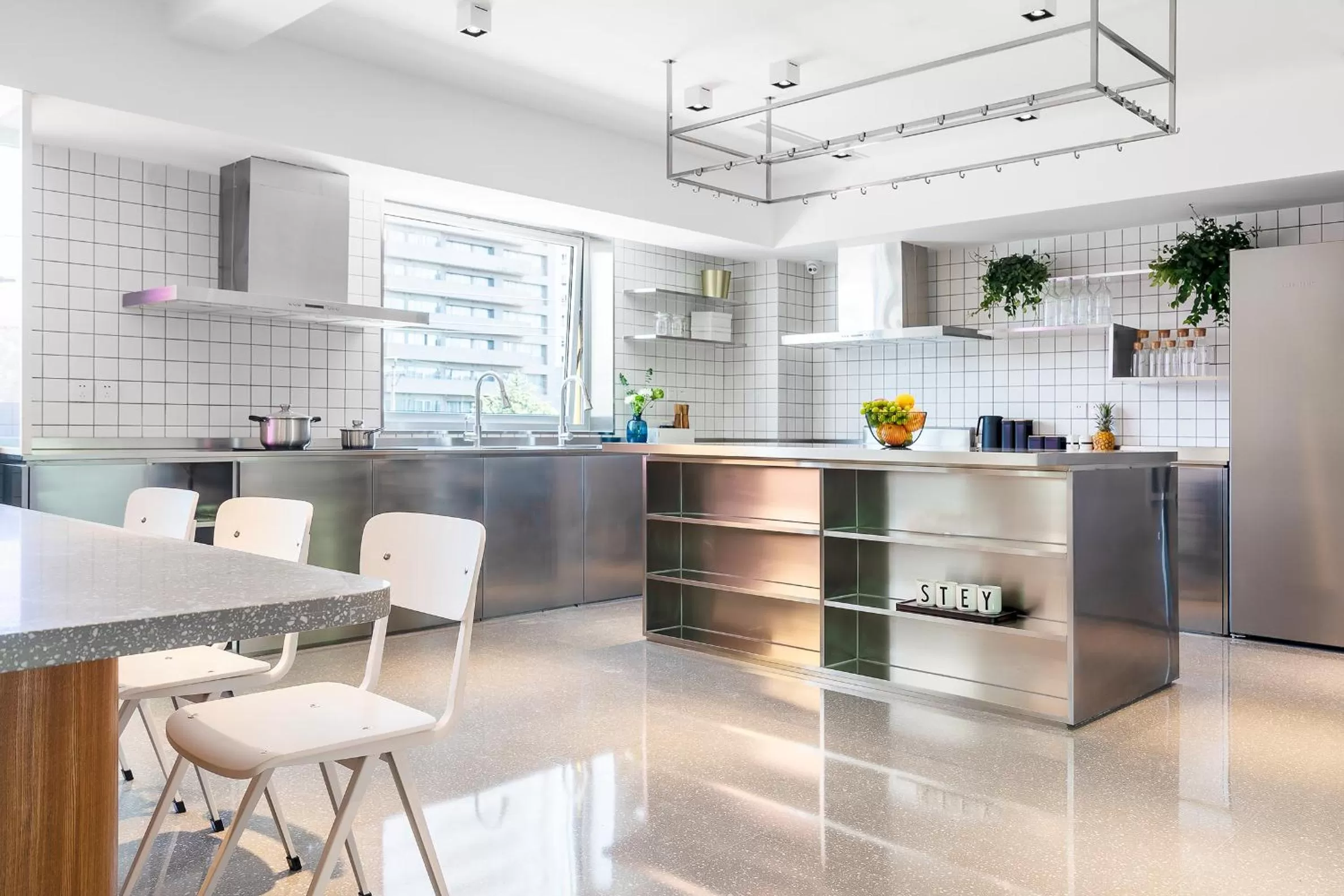 Communal kitchen in Stey Beijing 798 Art Zone Hotel