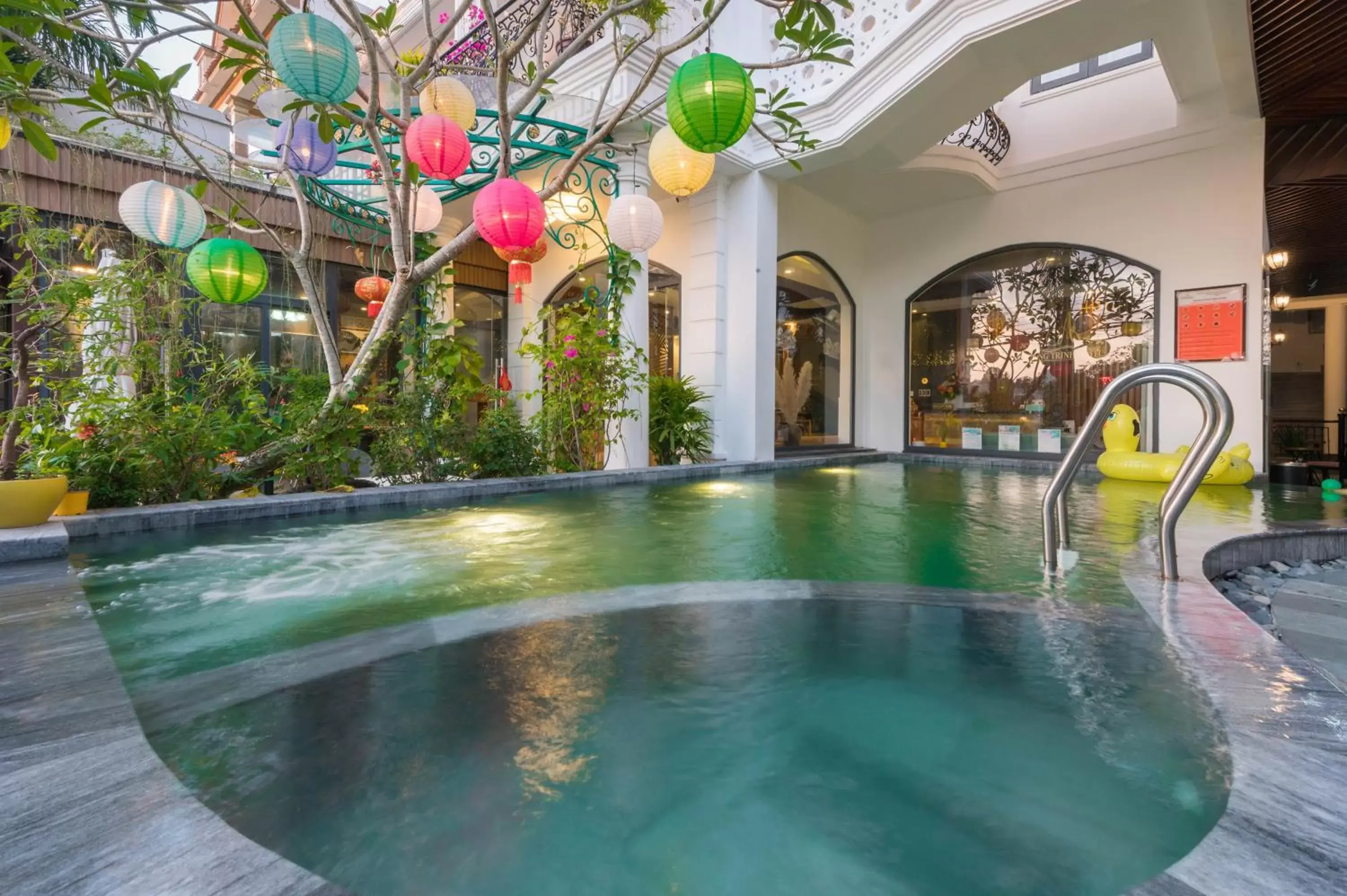 Property building in Hoang Trinh Hotel Property building in Hoang Trinh Hotel