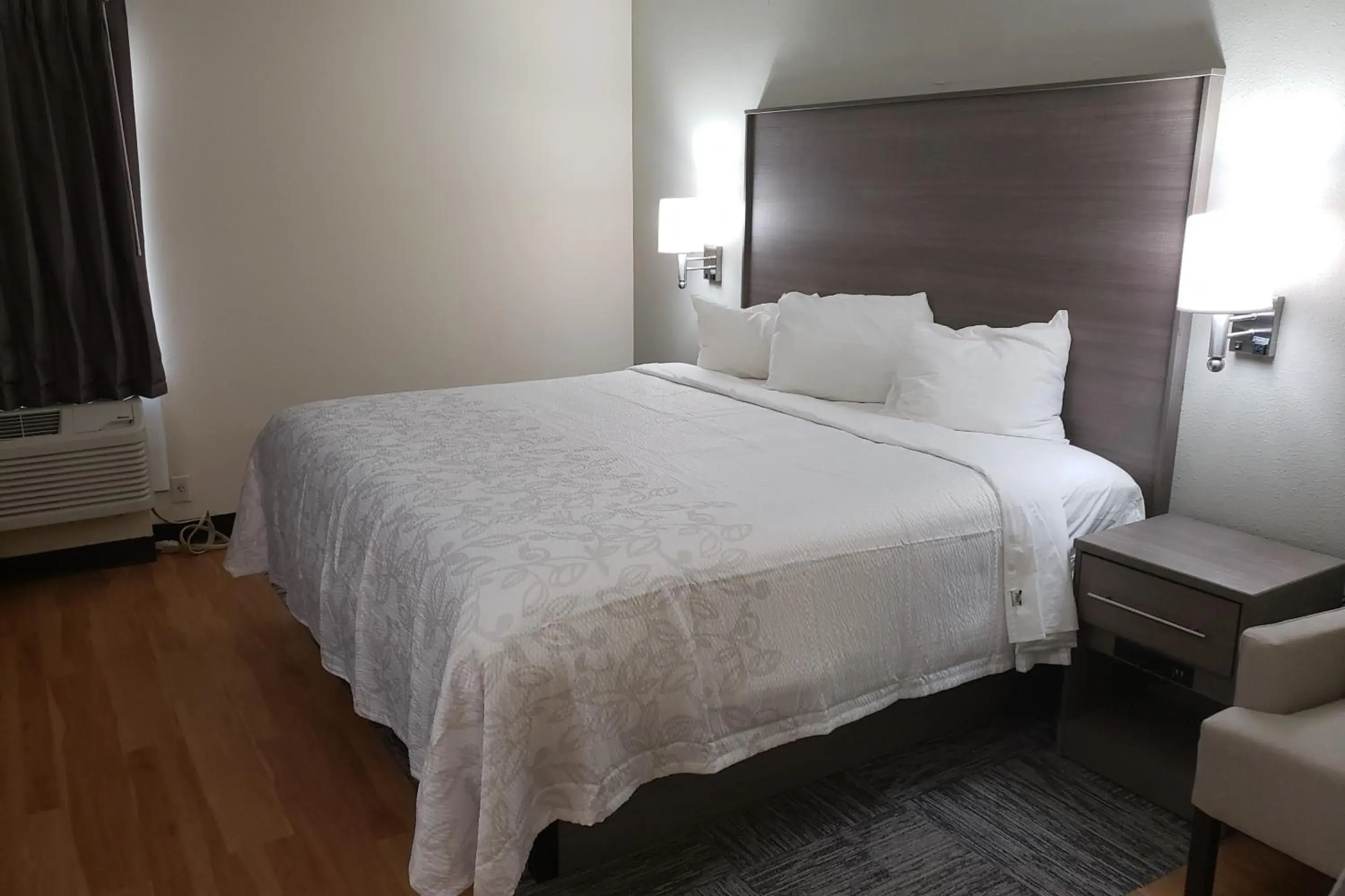 Photo of the whole room, Bed in Red Roof Inn Moss Point