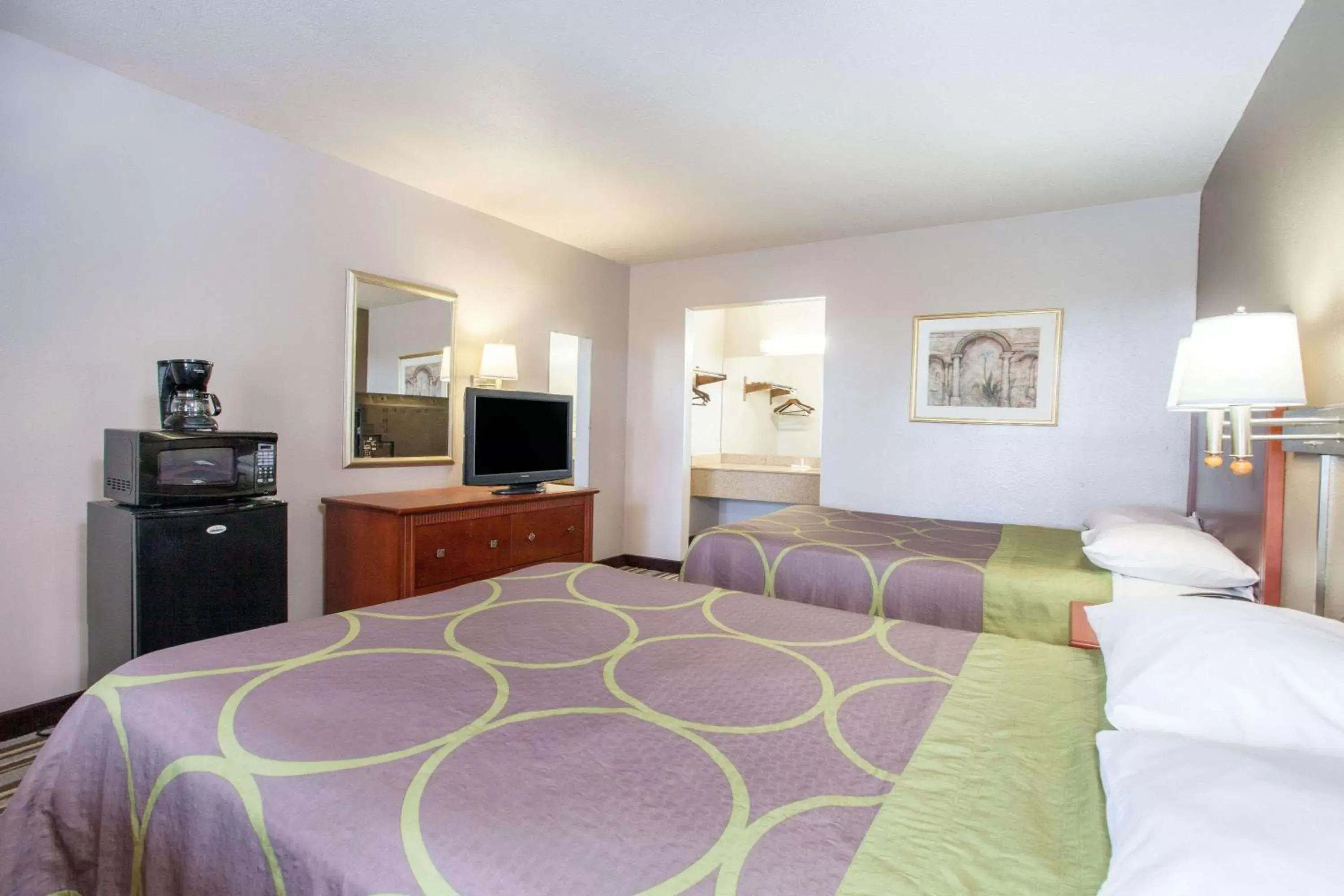 Photo of the whole room, Bed in Super 8 by Wyndham West Monroe