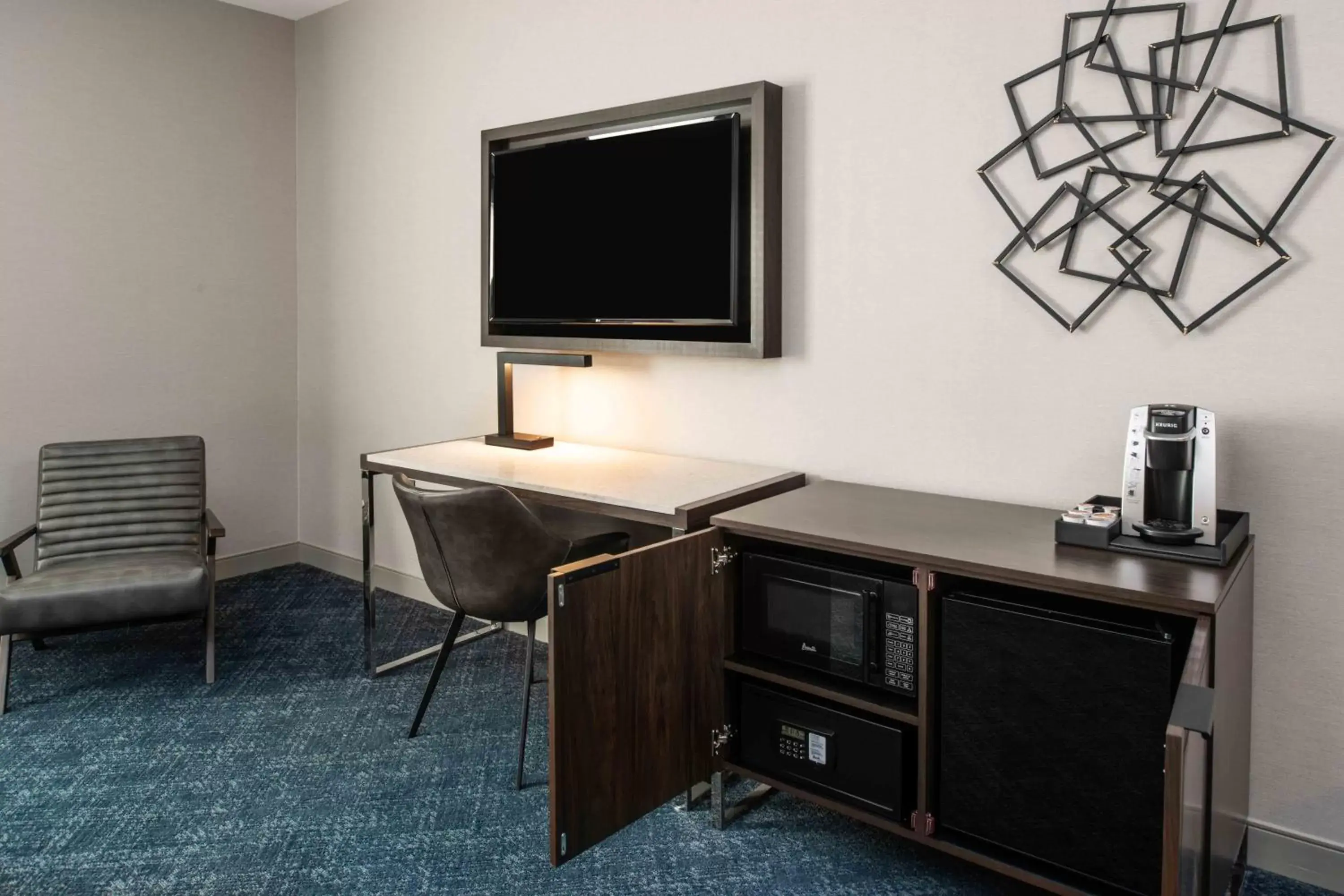 Photo of the whole room, TV/Entertainment Center in Holiday Inn Express - Boston South - Quincy, an IHG Hotel